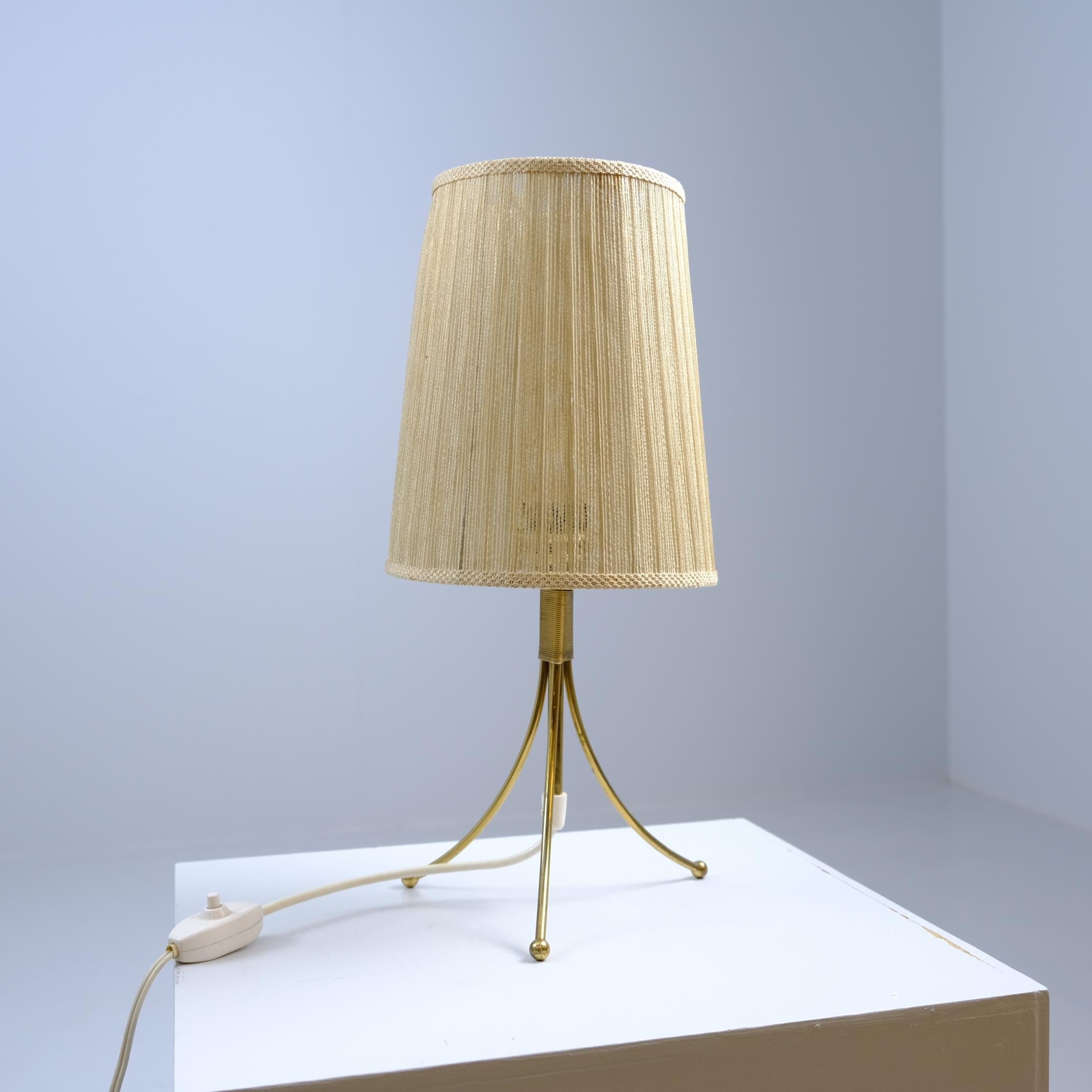 Milieu du XXe siècle Lampe de table minimaliste Itsu, modèle EV 67, Finlande, années 1950 en vente