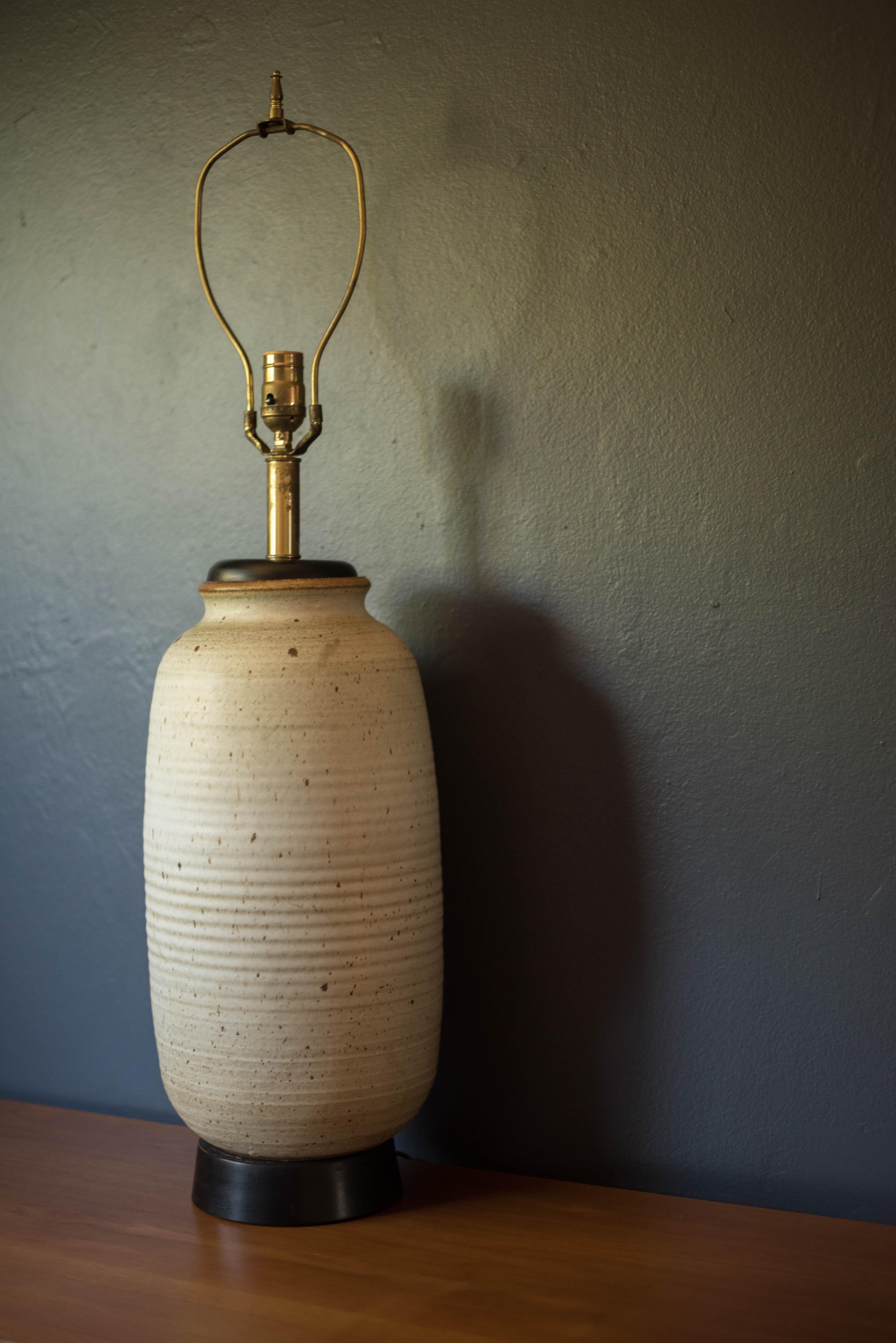 Mid-Century Modern Mid Century Modern Ivory Accent Pottery Table Lamp For Sale