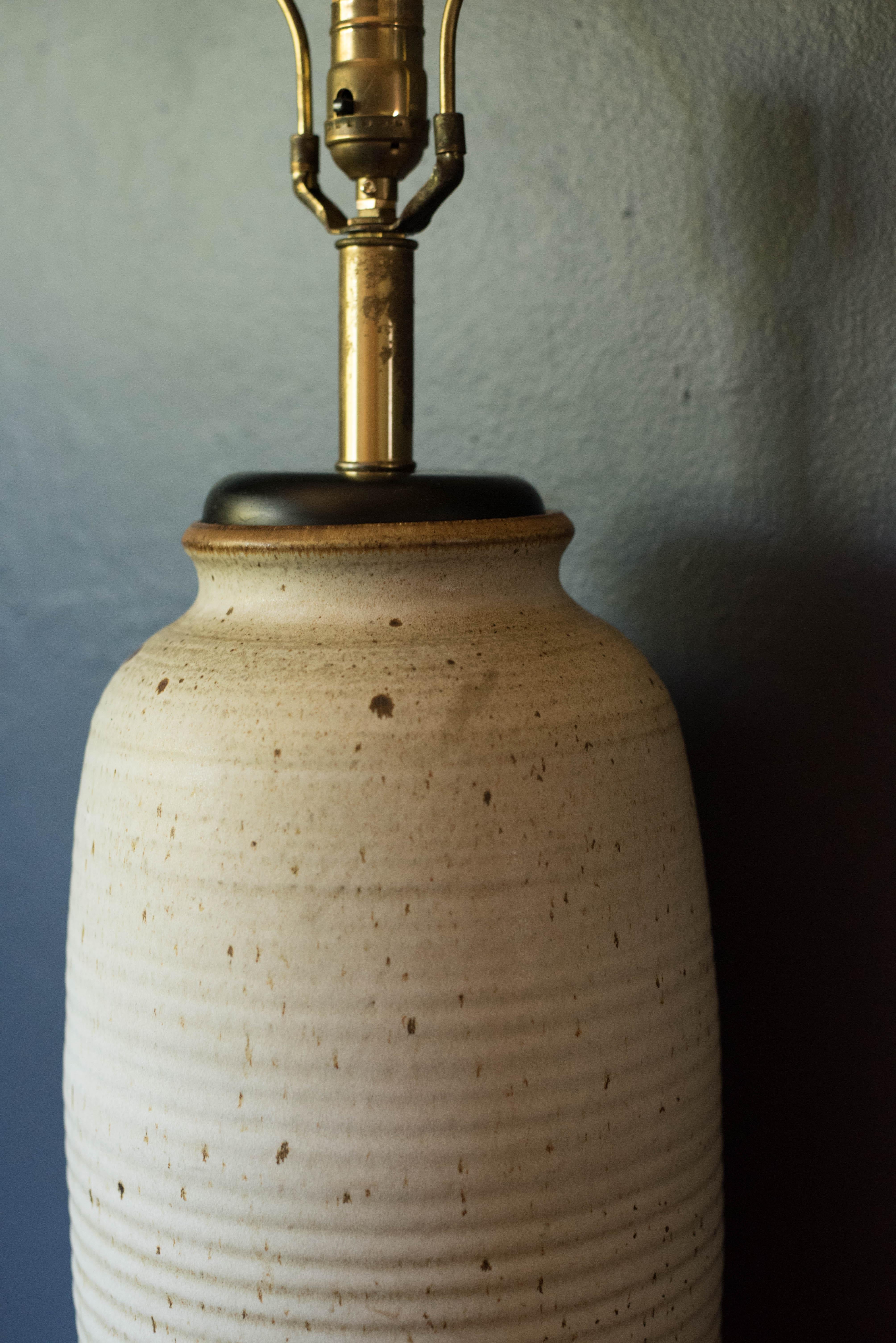 Américain Lampe de table d'appoint en poterie ivoire The Moderns en vente