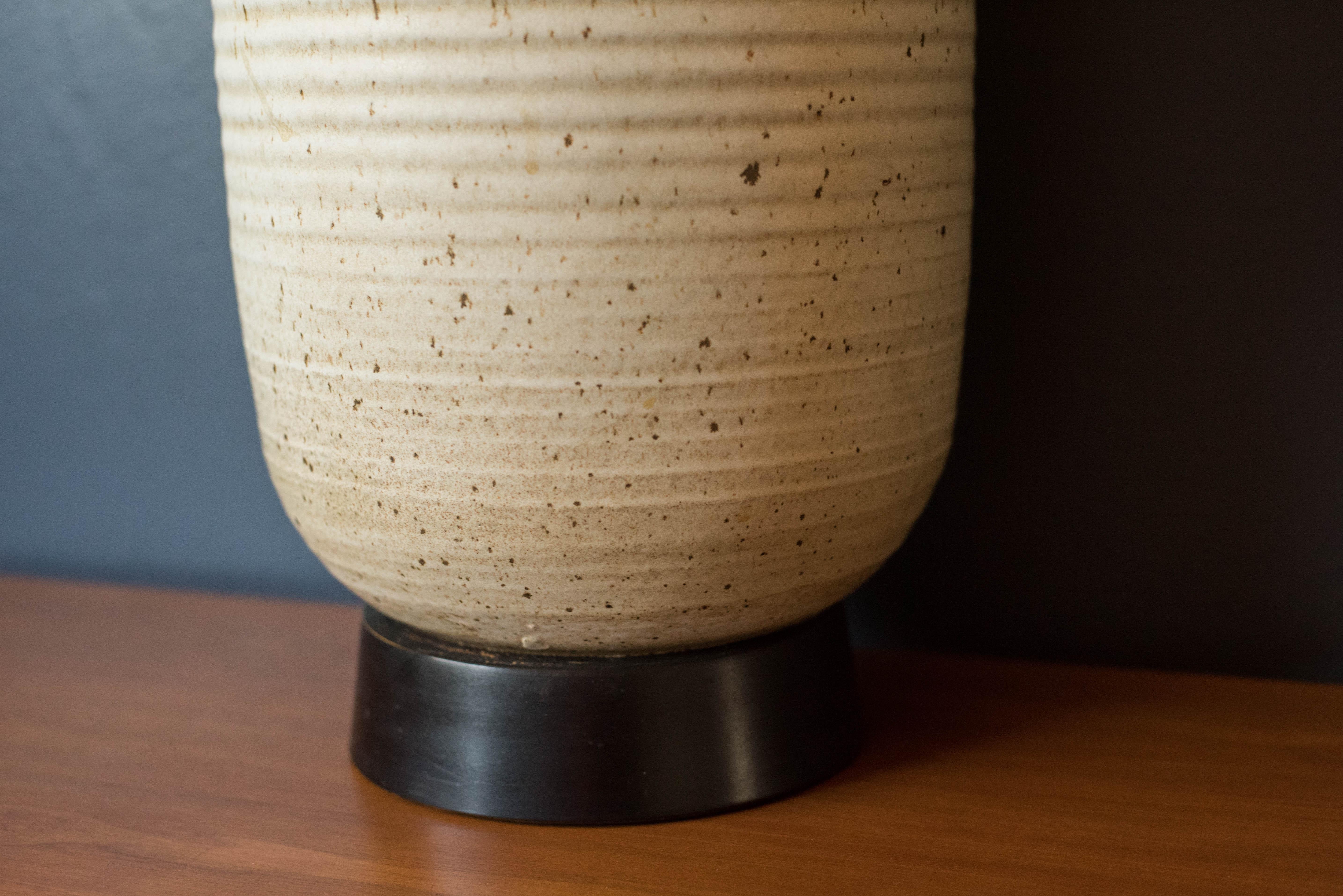 Mid Century Modern Ivory Accent Pottery Table Lamp In Good Condition For Sale In San Jose, CA