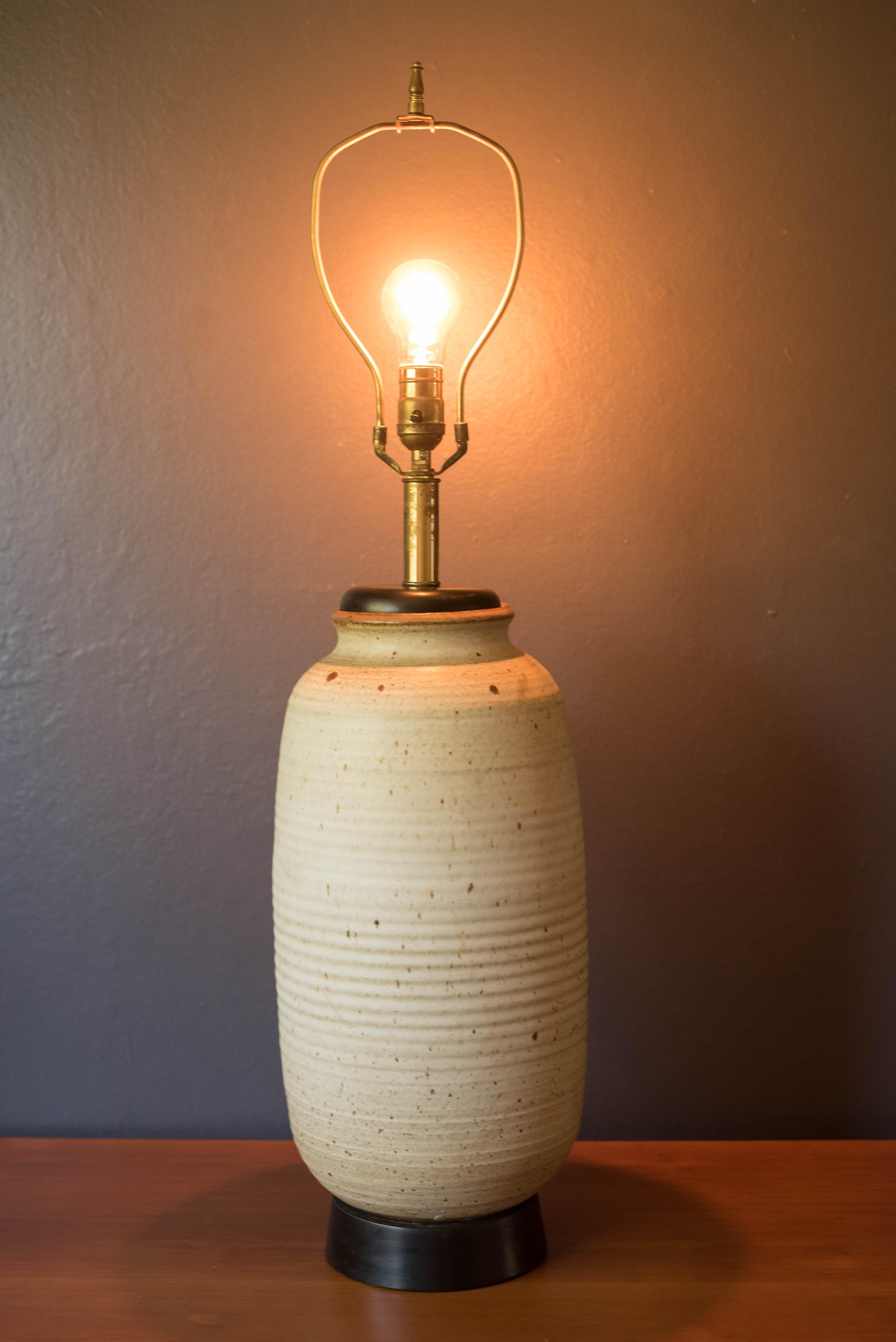 Mid-20th Century Mid Century Modern Ivory Accent Pottery Table Lamp For Sale