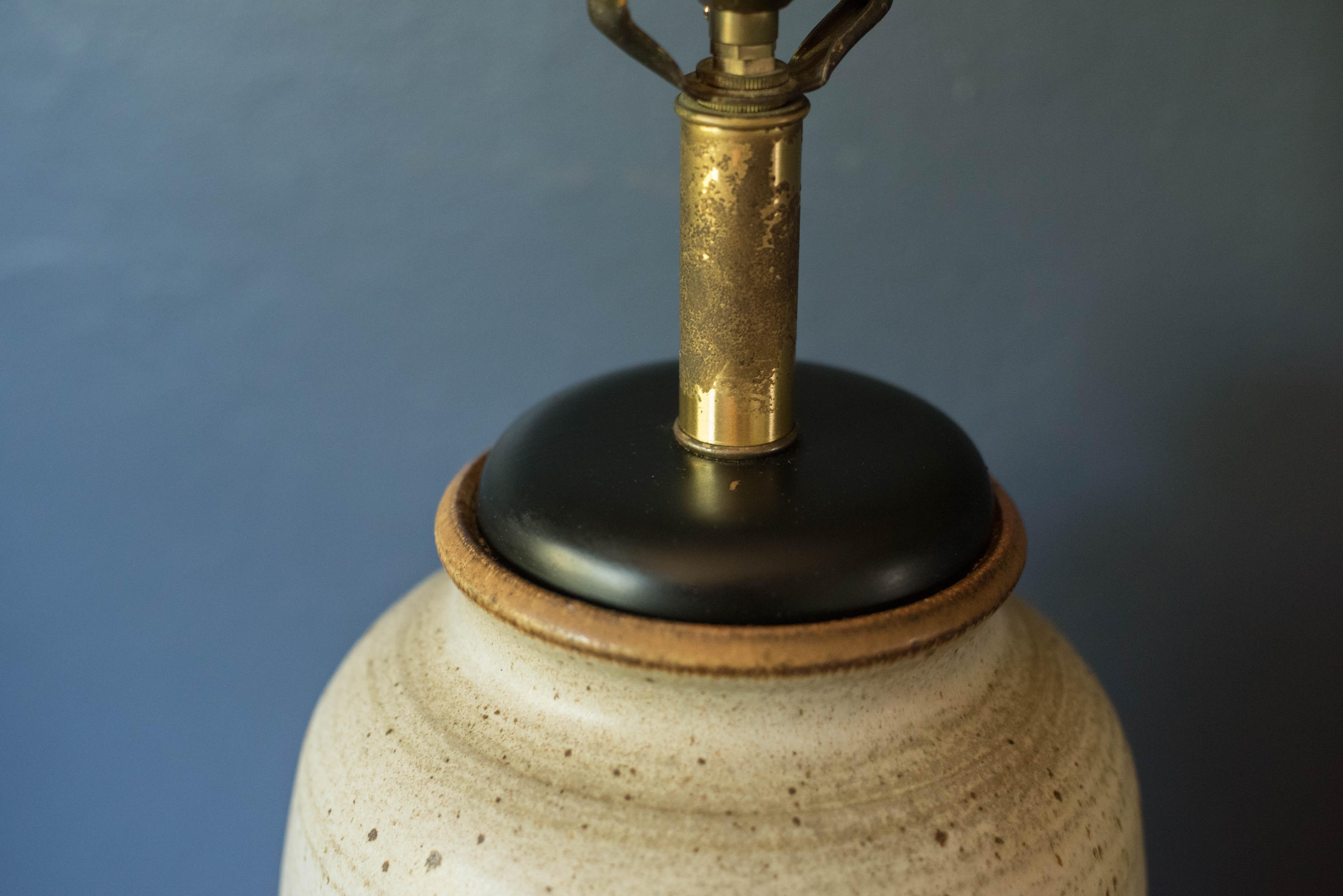 Lampe de table d'appoint en poterie ivoire The Moderns en vente 1