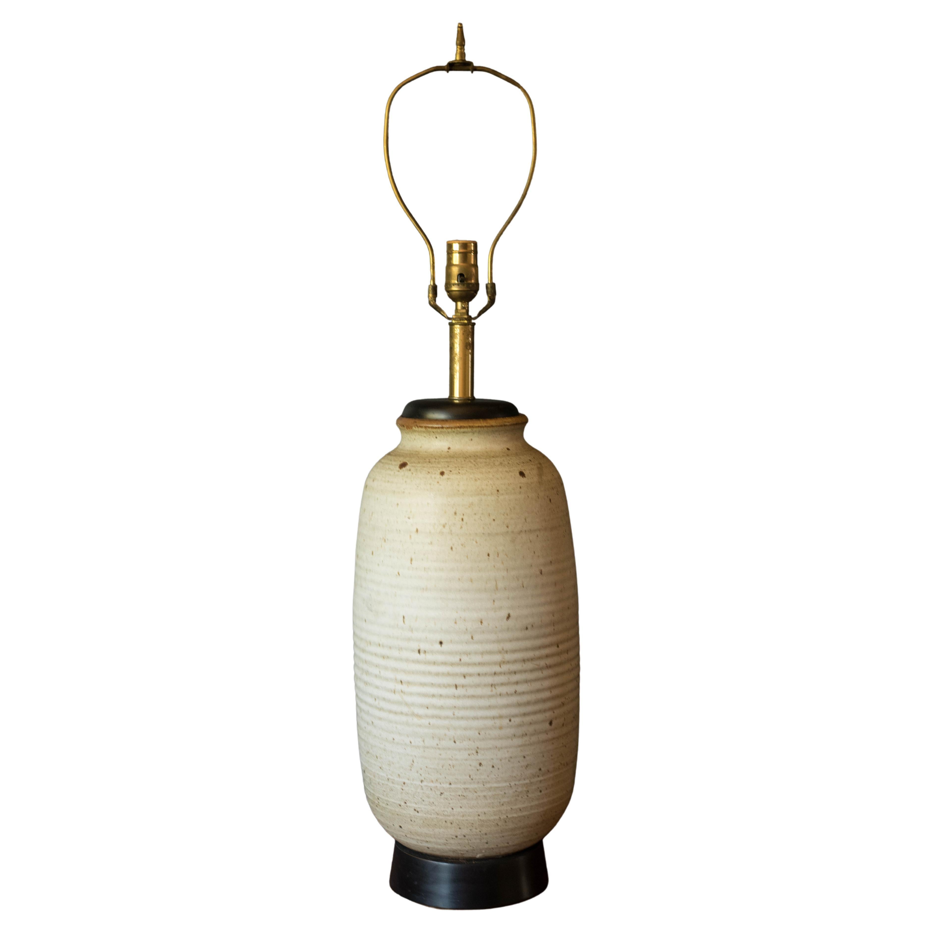 Lampe de table d'appoint en poterie ivoire The Moderns en vente