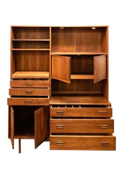 Jack Cartwright für Founders: 2-teiliges Bücherregal aus Walnussholz, Moderne der Mitte des Jahrhunderts