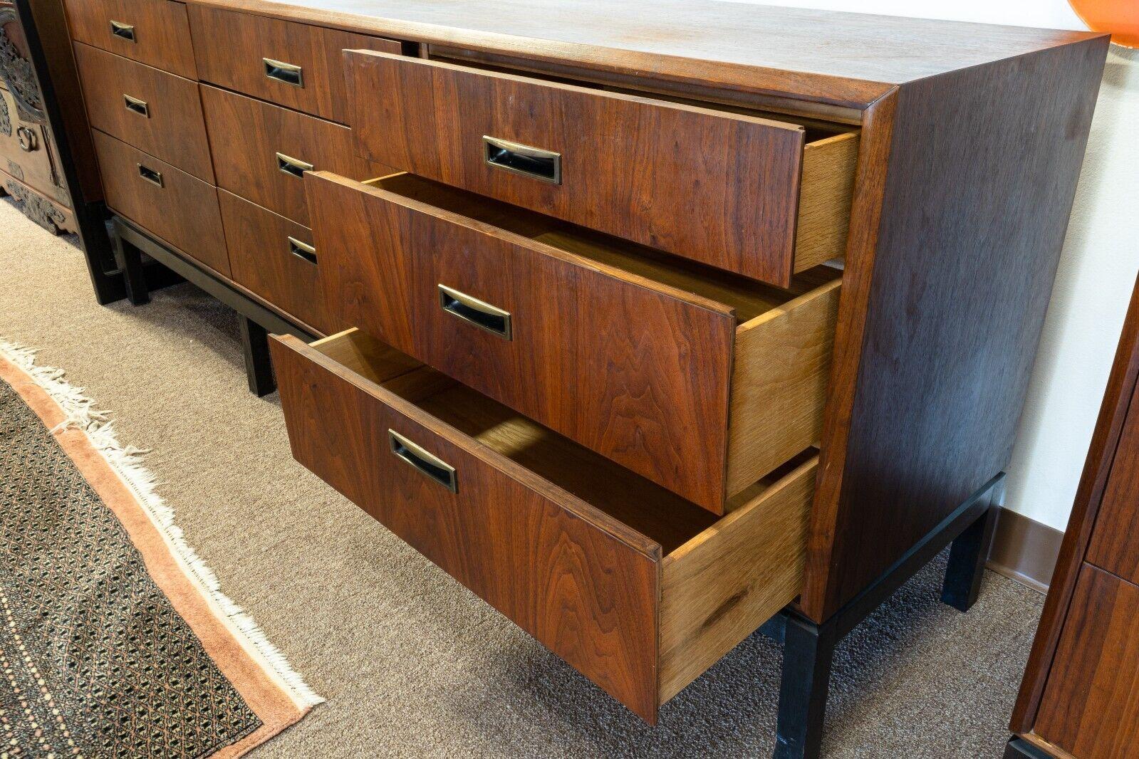Mid-Century Modern Jack Cartwright Founders Credenza Dresser & Mirrors Set In Good Condition In Keego Harbor, MI