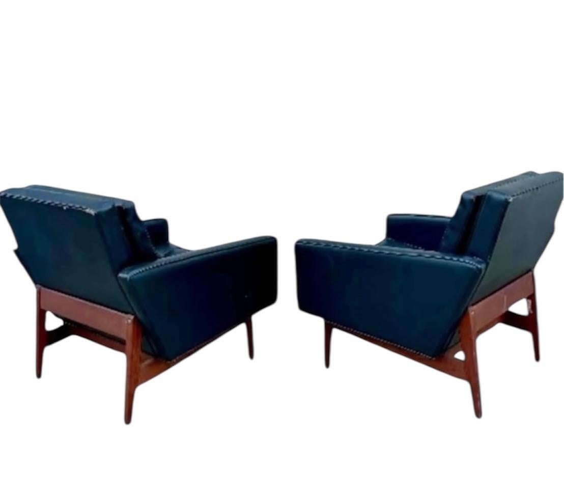 1960s Mid Century Modern Jack Cartwright W/ Original
Chaises longues en cuir noir et noyer pour Founders Furniture !
De belles lignes, des os solides et un grand confort !
Les deux ont une certaine usure sur le dos et l'un a une déchirure sur le