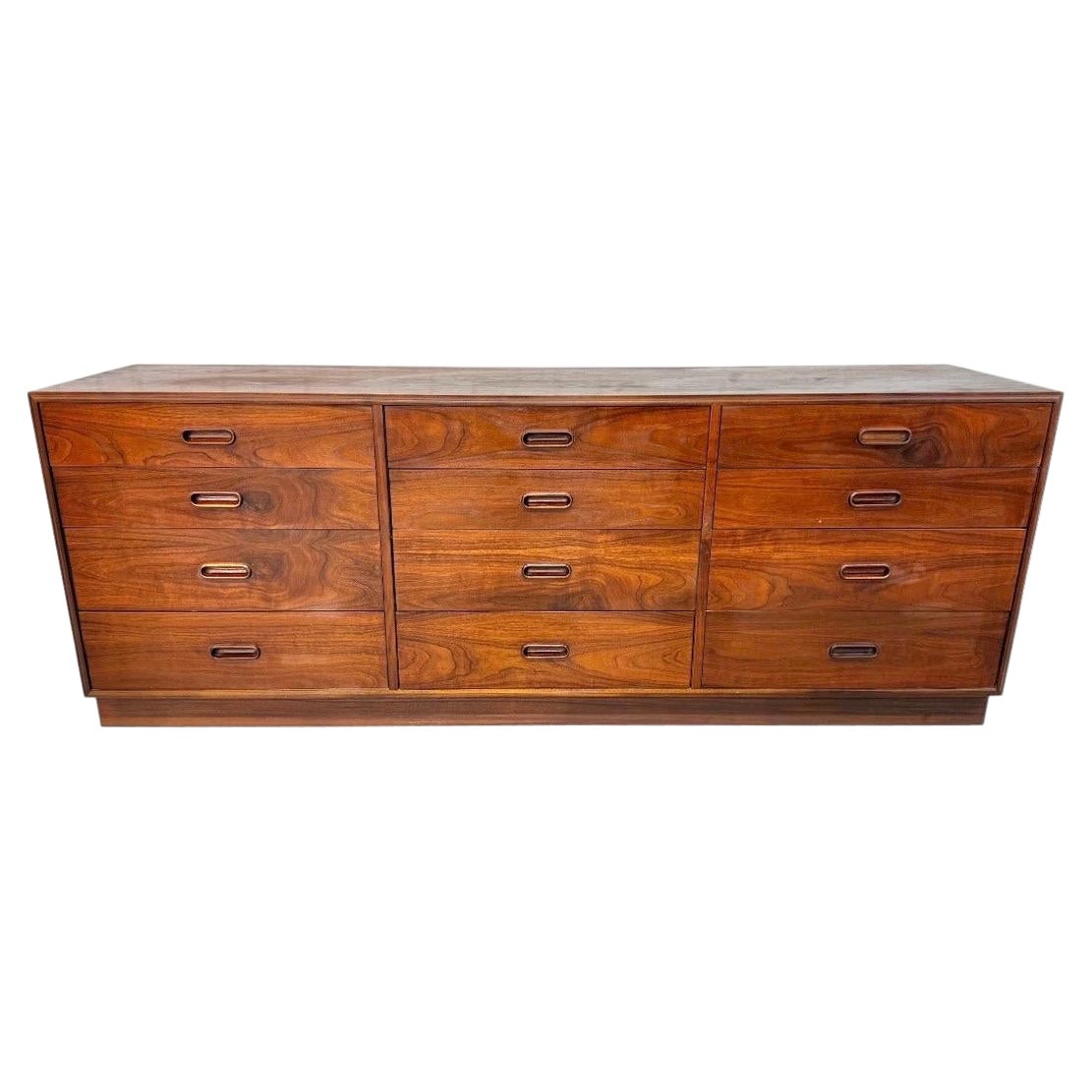 Mid-Century Modern Jack Cartwright Rosewood 12-Drawer Dresser en vente
