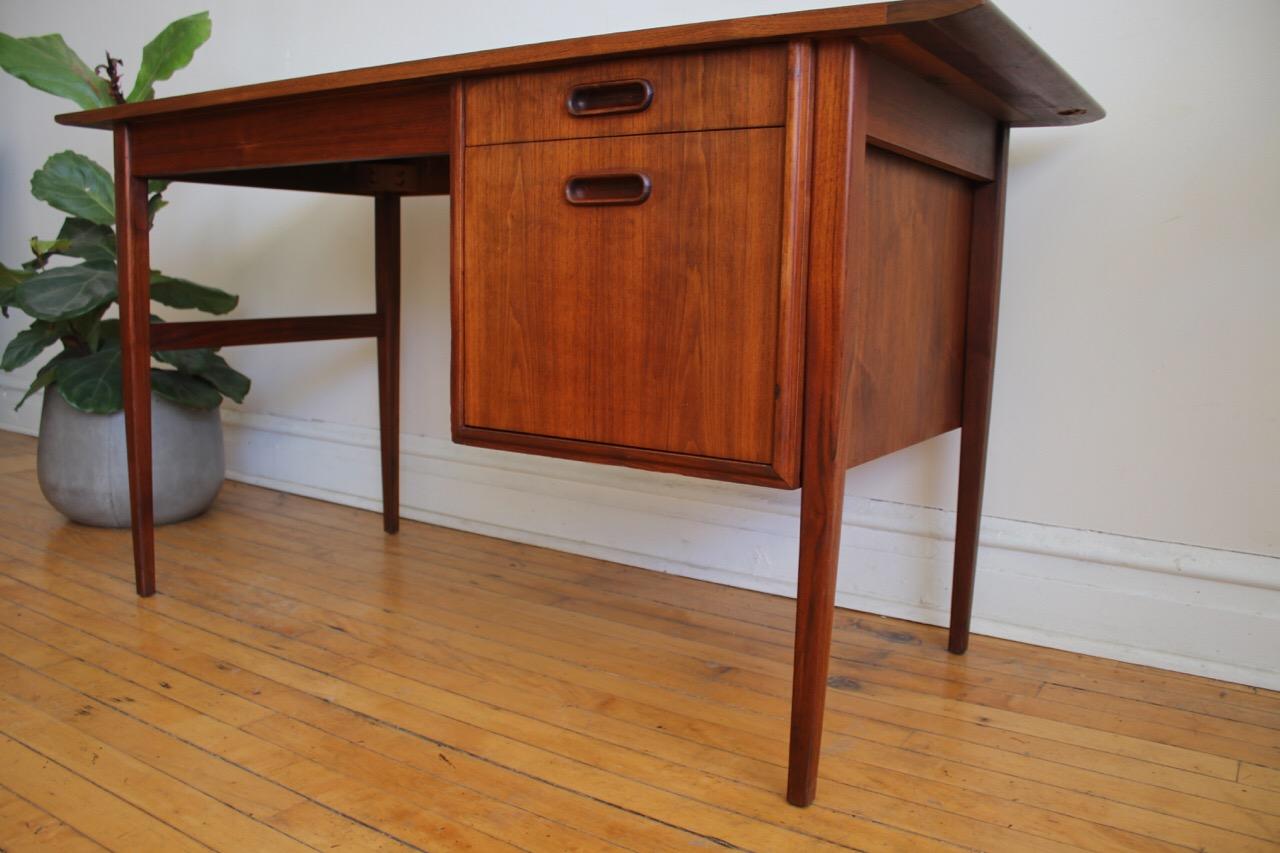 Mid-Century Modern Jack Cartwright Walnut Desk In Good Condition In Brooklyn, NY