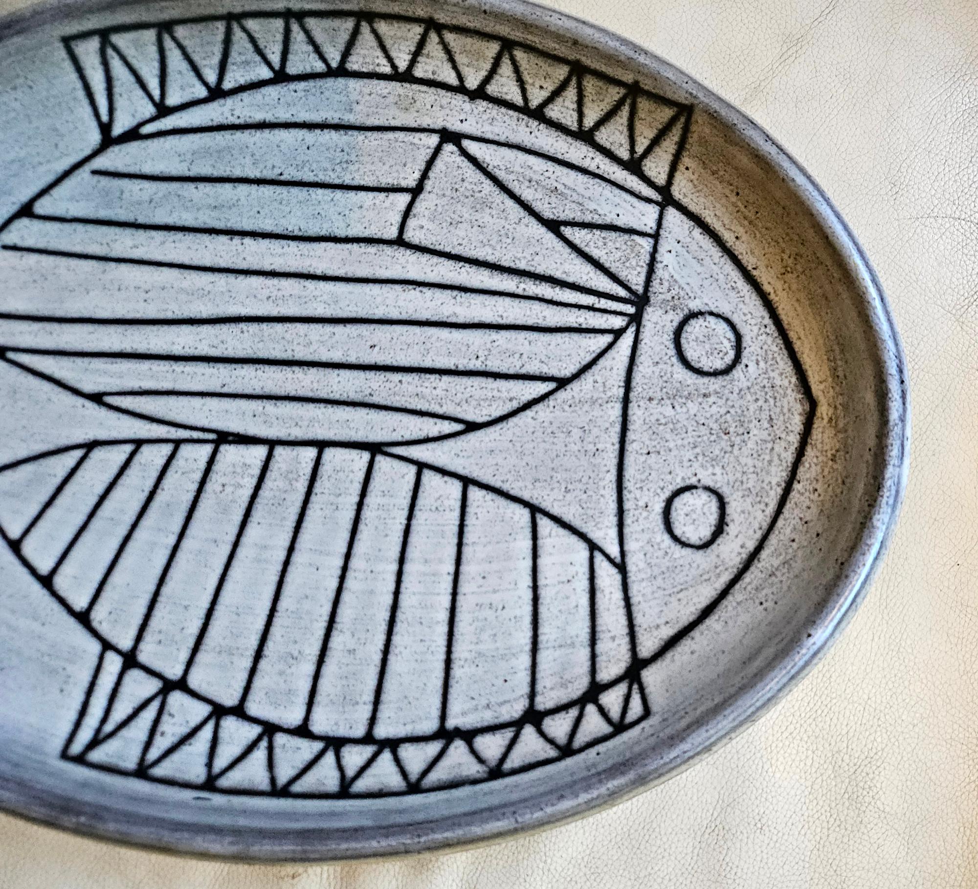 Grand plat ovale à motif de poisson stylisé de Jacques Pouchain, moderne du milieu du siècle dernier en vente 6
