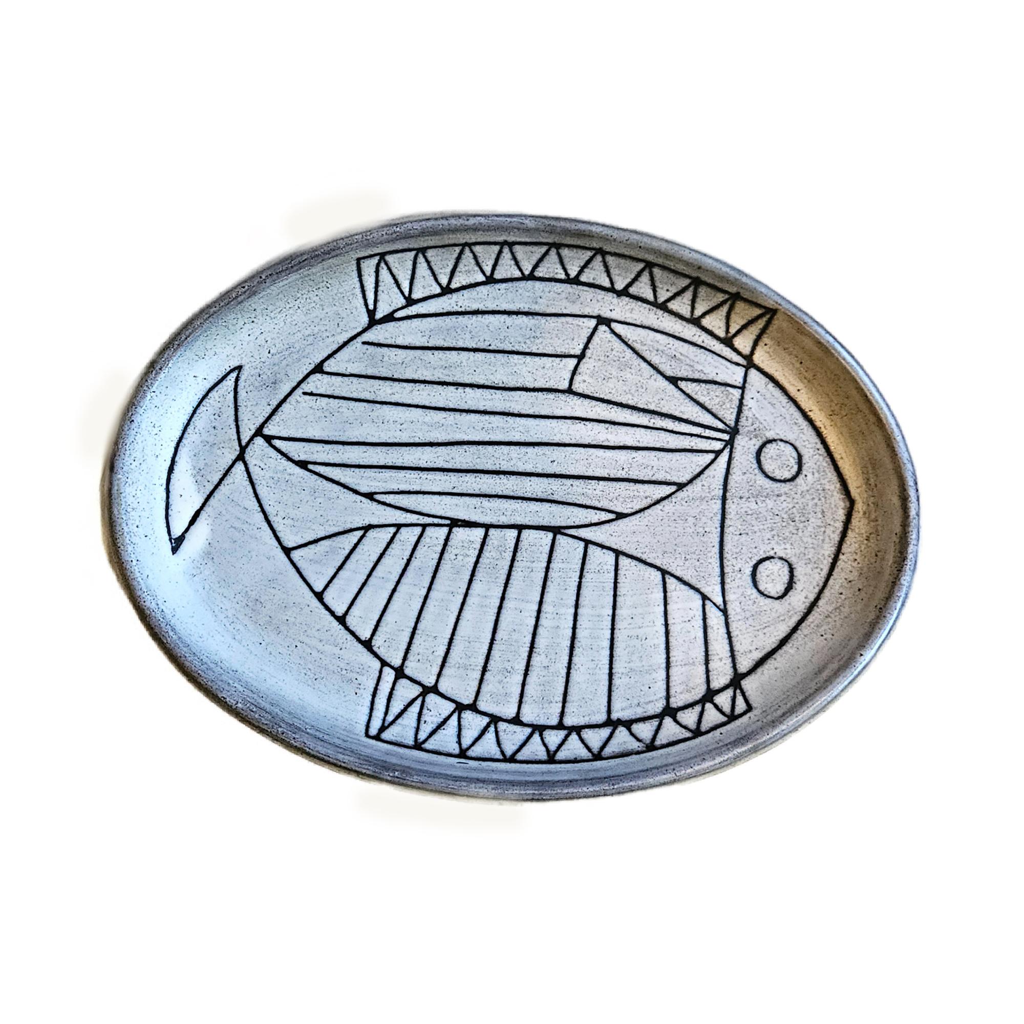 Jacques Pouchain (français, 1925-2005)
Grand plat ovale avec motif de poisson stylisé
vers 1960

Grès incisé et émaillé

14 1/2 pouces x 7 1/2 pouces x 1 3/4 pouces (36,83 cm de large x 19,05 cm de profondeur x 4,45 cm de haut)

L'Atelier Dieulefit,
