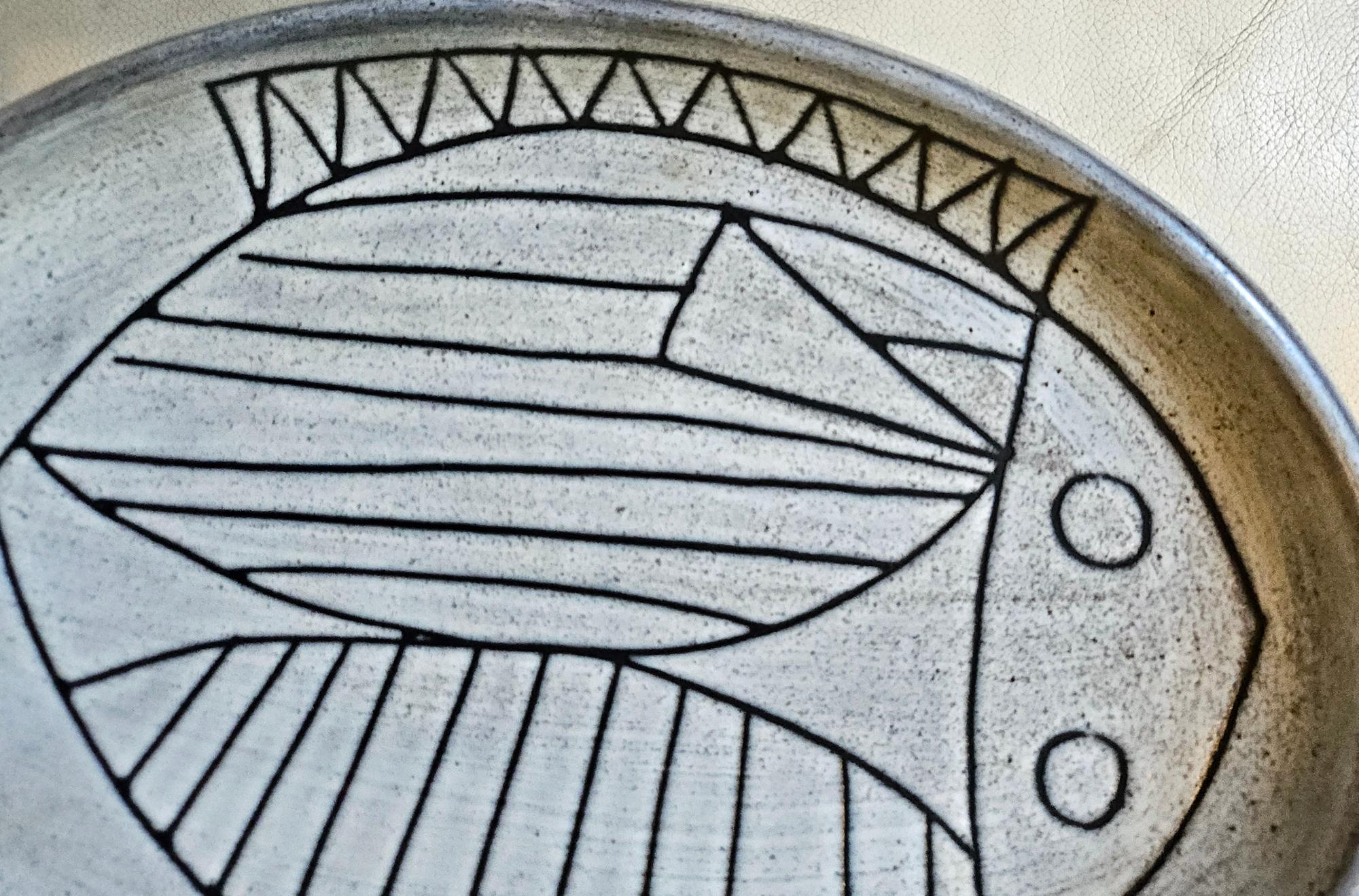 Mid-Century Modern Grand plat ovale à motif de poisson stylisé de Jacques Pouchain, moderne du milieu du siècle dernier en vente