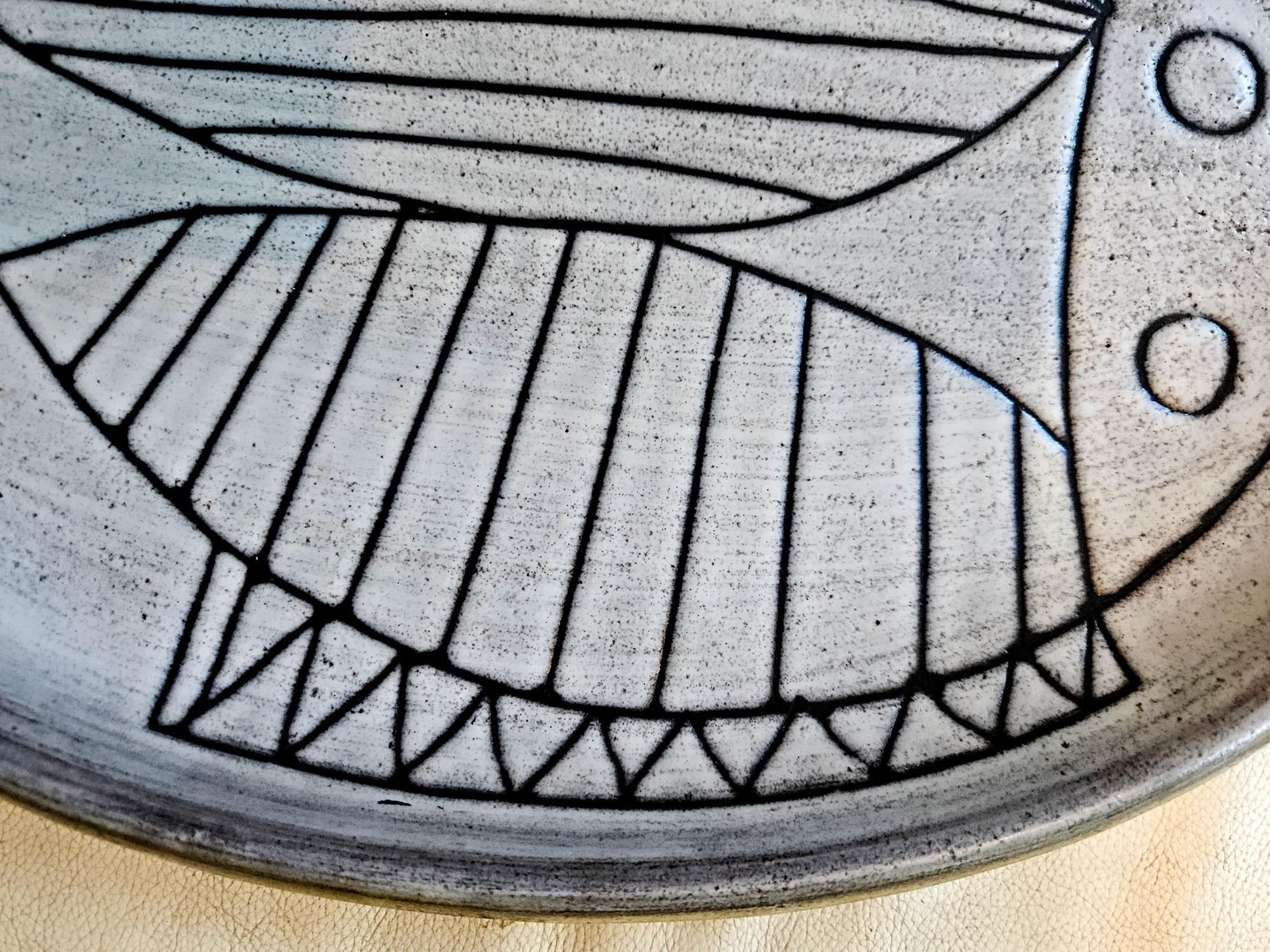 Milieu du XXe siècle Grand plat ovale à motif de poisson stylisé de Jacques Pouchain, moderne du milieu du siècle dernier en vente