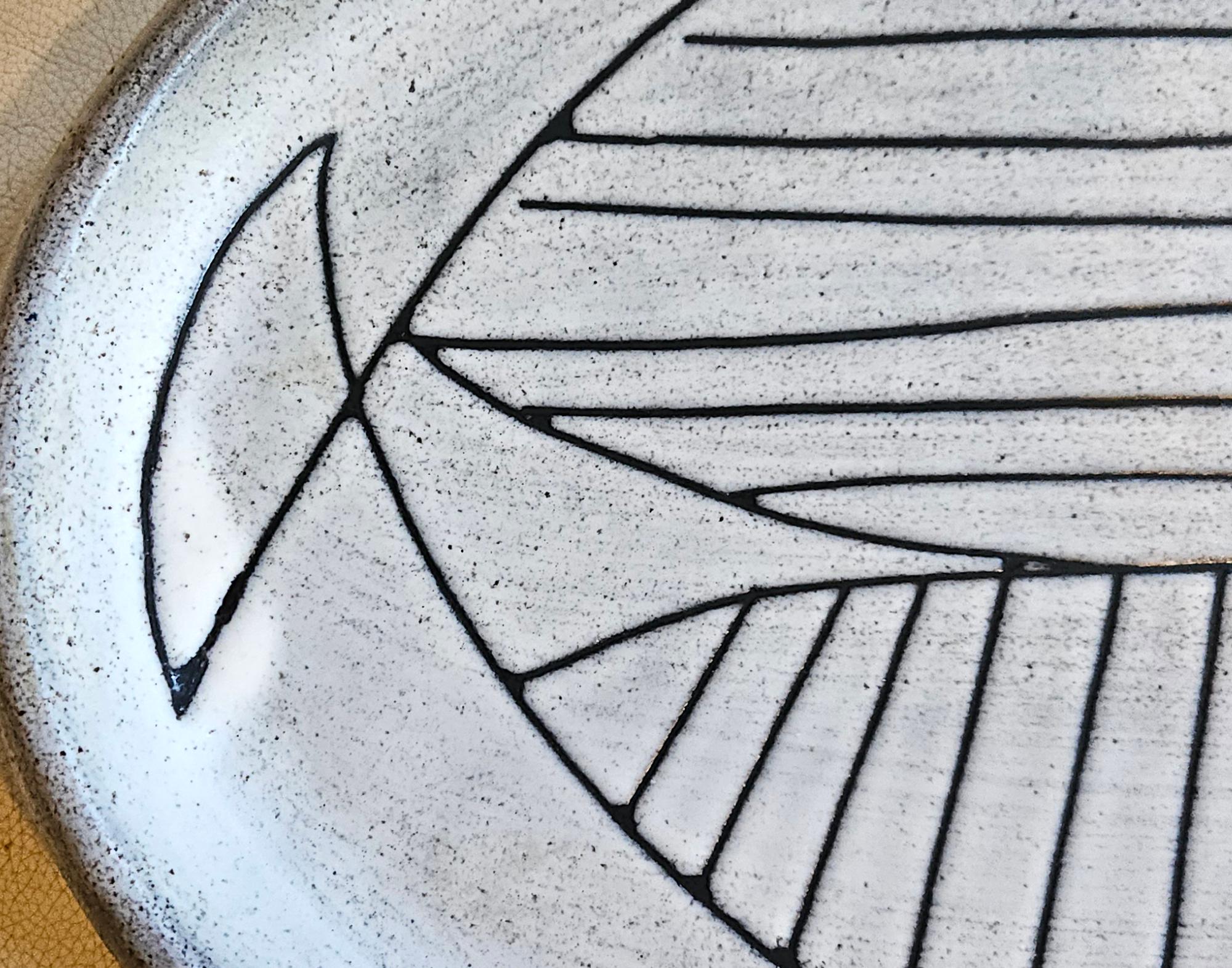 Céramique Grand plat ovale à motif de poisson stylisé de Jacques Pouchain, moderne du milieu du siècle dernier en vente