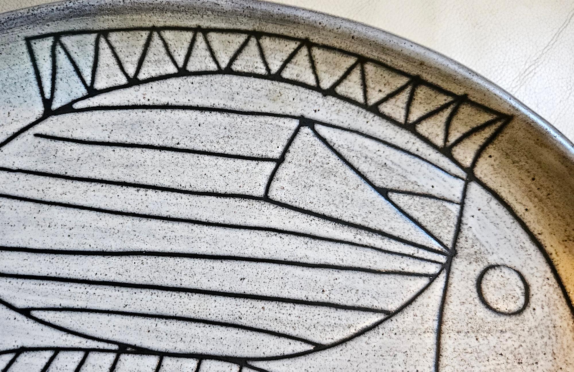 Grand plat ovale à motif de poisson stylisé de Jacques Pouchain, moderne du milieu du siècle dernier en vente 1