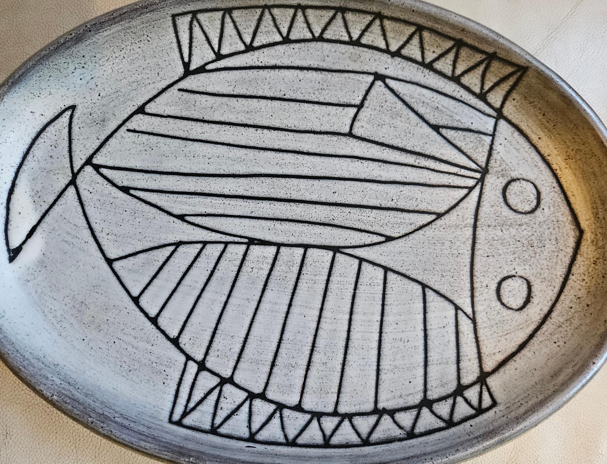 Grand plat ovale à motif de poisson stylisé de Jacques Pouchain, moderne du milieu du siècle dernier en vente 2