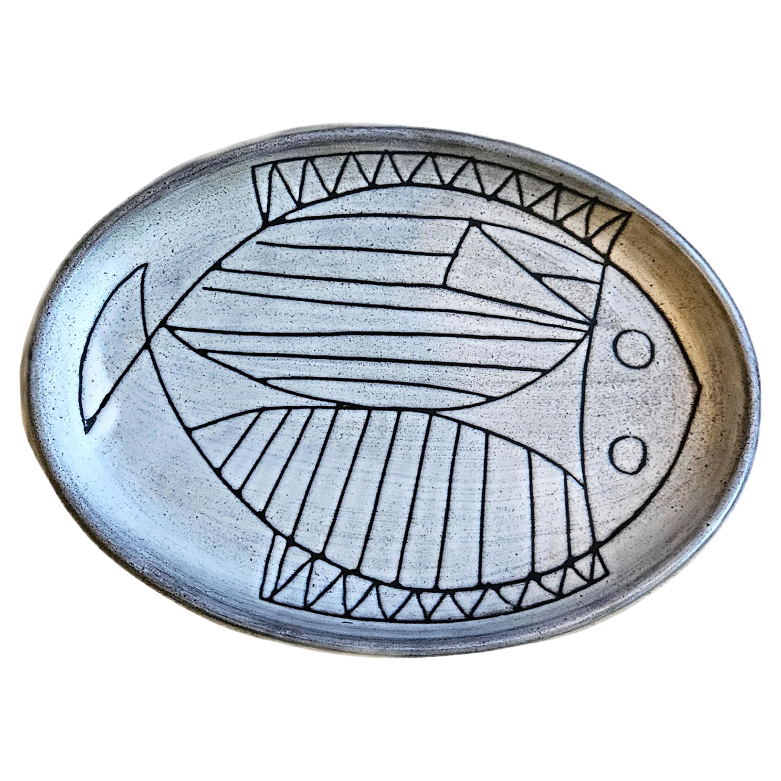 Grand plat ovale à motif de poisson stylisé de Jacques Pouchain, moderne du milieu du siècle dernier en vente