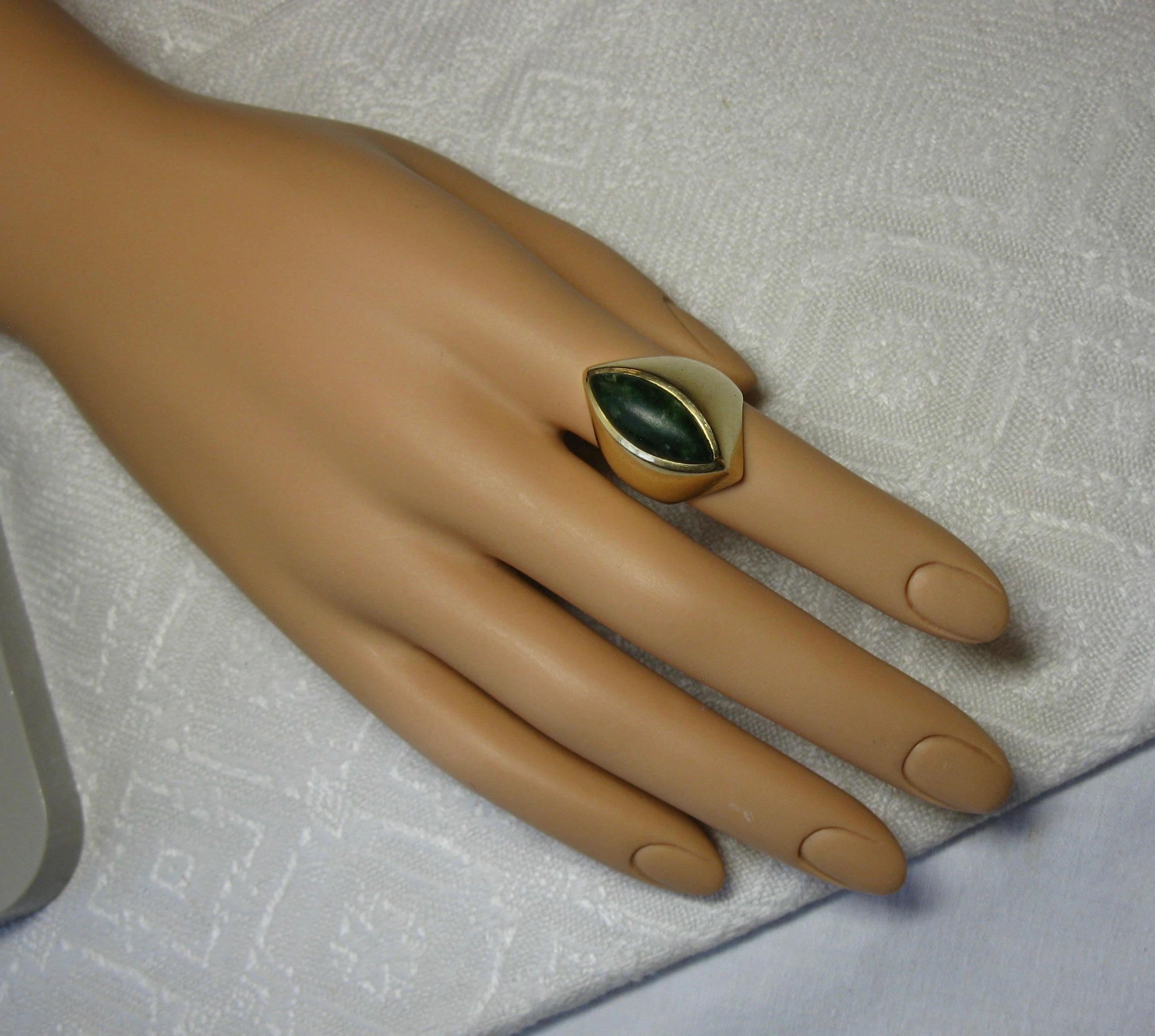 Mid-Century Modern Jade 14 Karat Gold Ring Retro, circa 1960 In Excellent Condition For Sale In New York, NY
