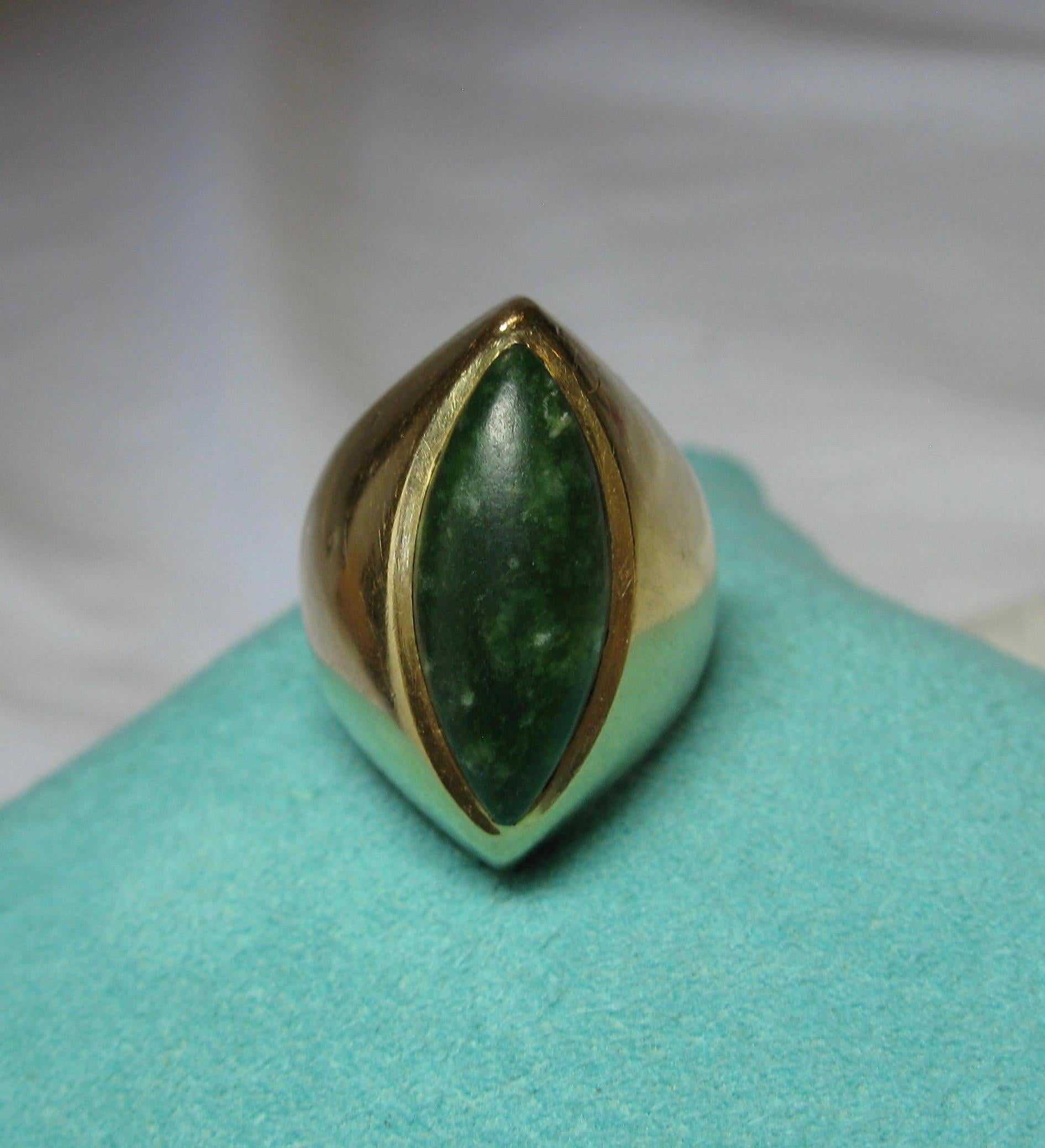 Women's Mid-Century Modern Jade 14 Karat Gold Ring Retro, circa 1960 For Sale