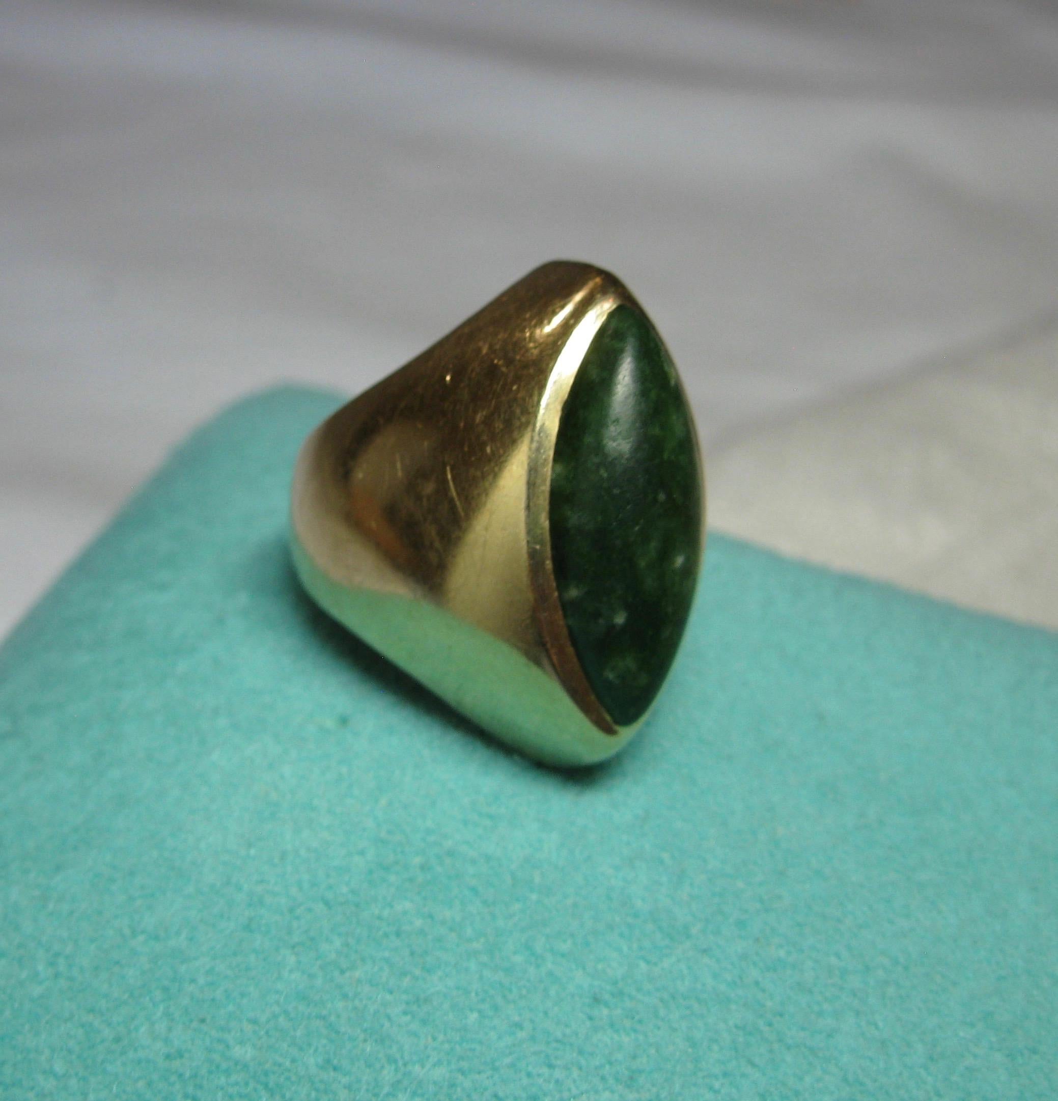Mid-Century Modern Jade 14 Karat Gold Ring Retro, circa 1960 For Sale 2