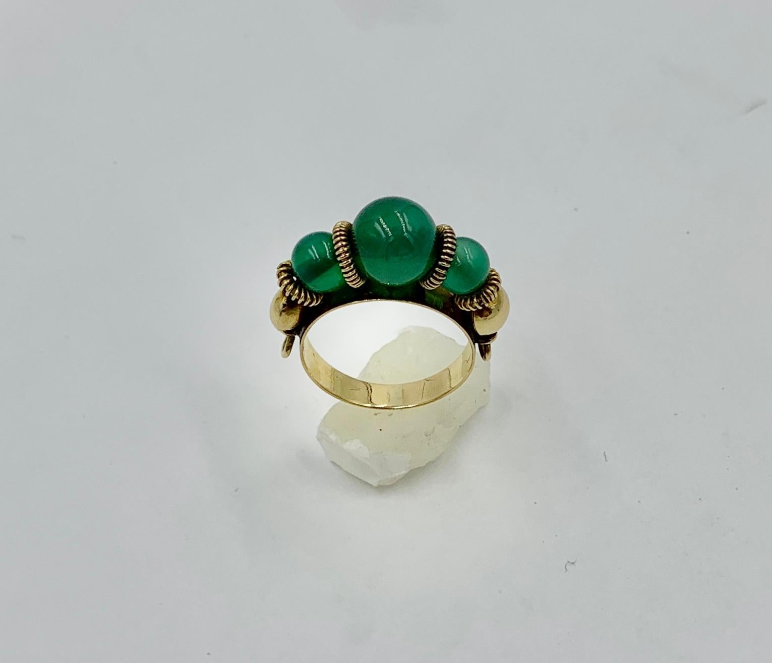 Mid-Century Modern Jade 18 Karat Gold Ring Moghul Style Bead In Good Condition In New York, NY