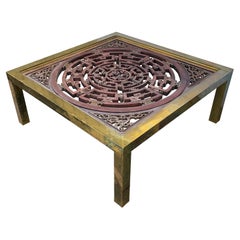 Mesa de centro de latón y madera tallada de estilo Asian Style de James Mont de mediados de siglo