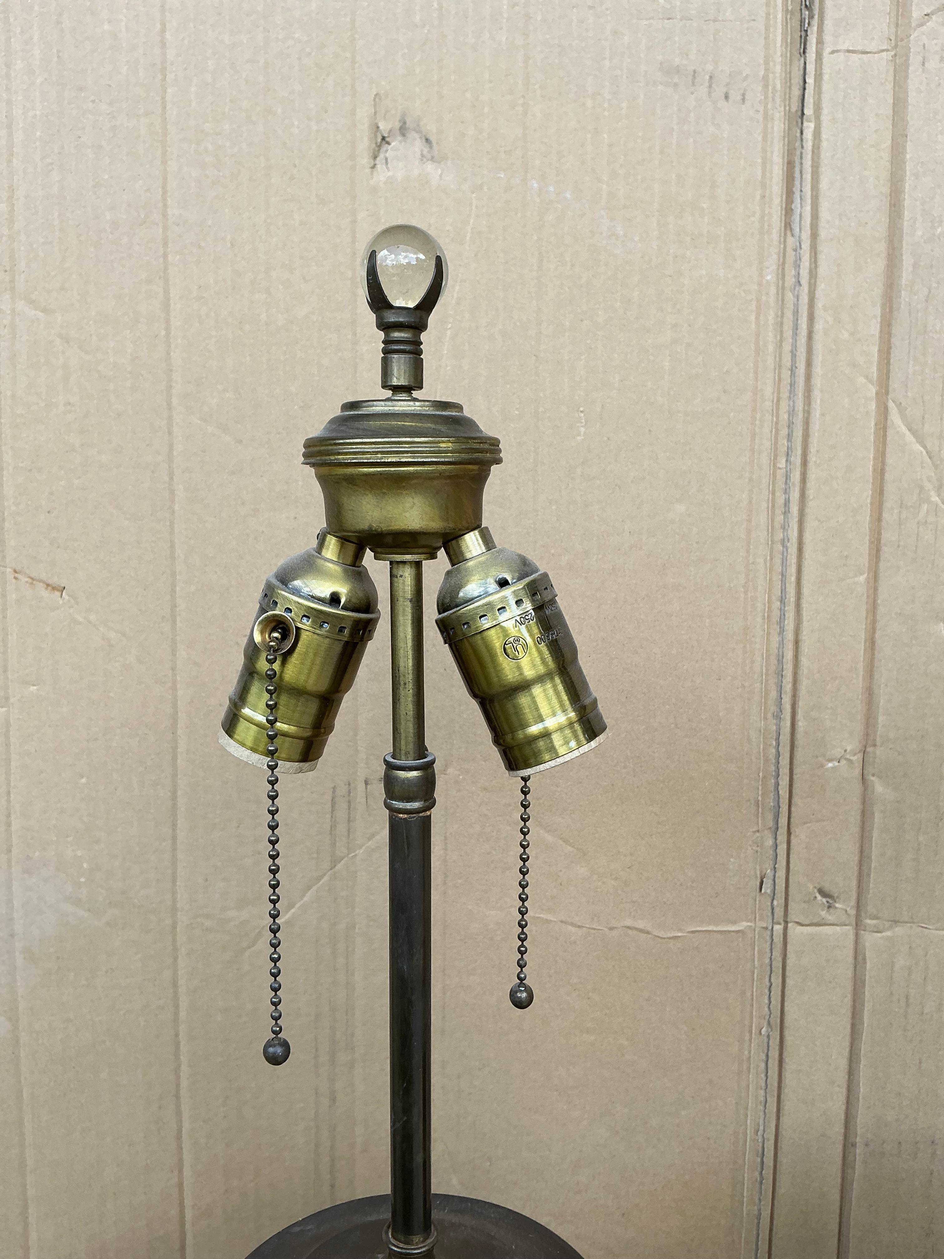 Mid-Century moderno Lampade da tavolo a cilindro in ottone/bronzo in stile James Mont, metà del secolo scorso - coppia in vendita