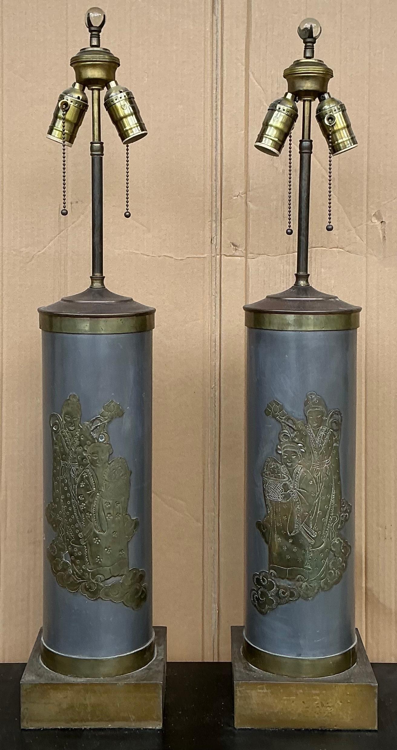 Ottone Lampade da tavolo a cilindro in ottone/bronzo in stile James Mont, metà del secolo scorso - coppia in vendita