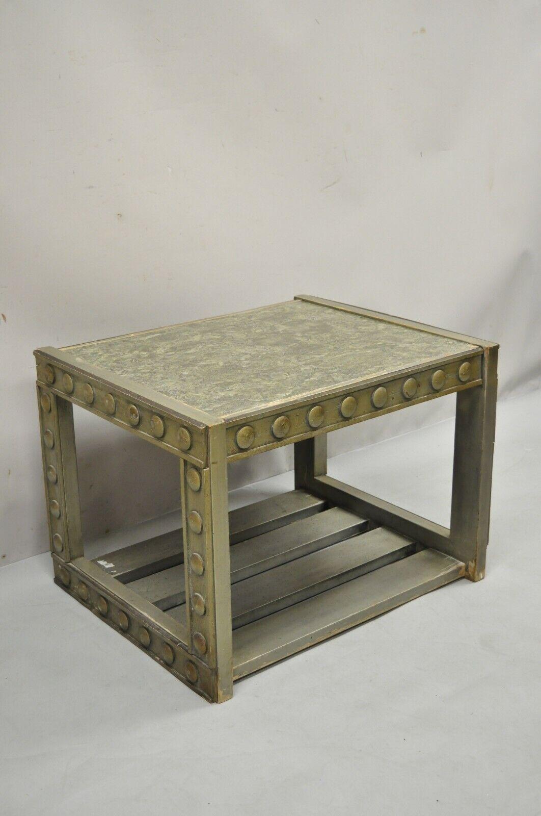 Table d'appoint en argent de style James Mont, moderne et du milieu du siècle. Cet article présente un plateau en bois laqué faux marbre, une étagère inférieure à lattes, une finition vieillie, un article vintage très unique, des lignes modernistes
