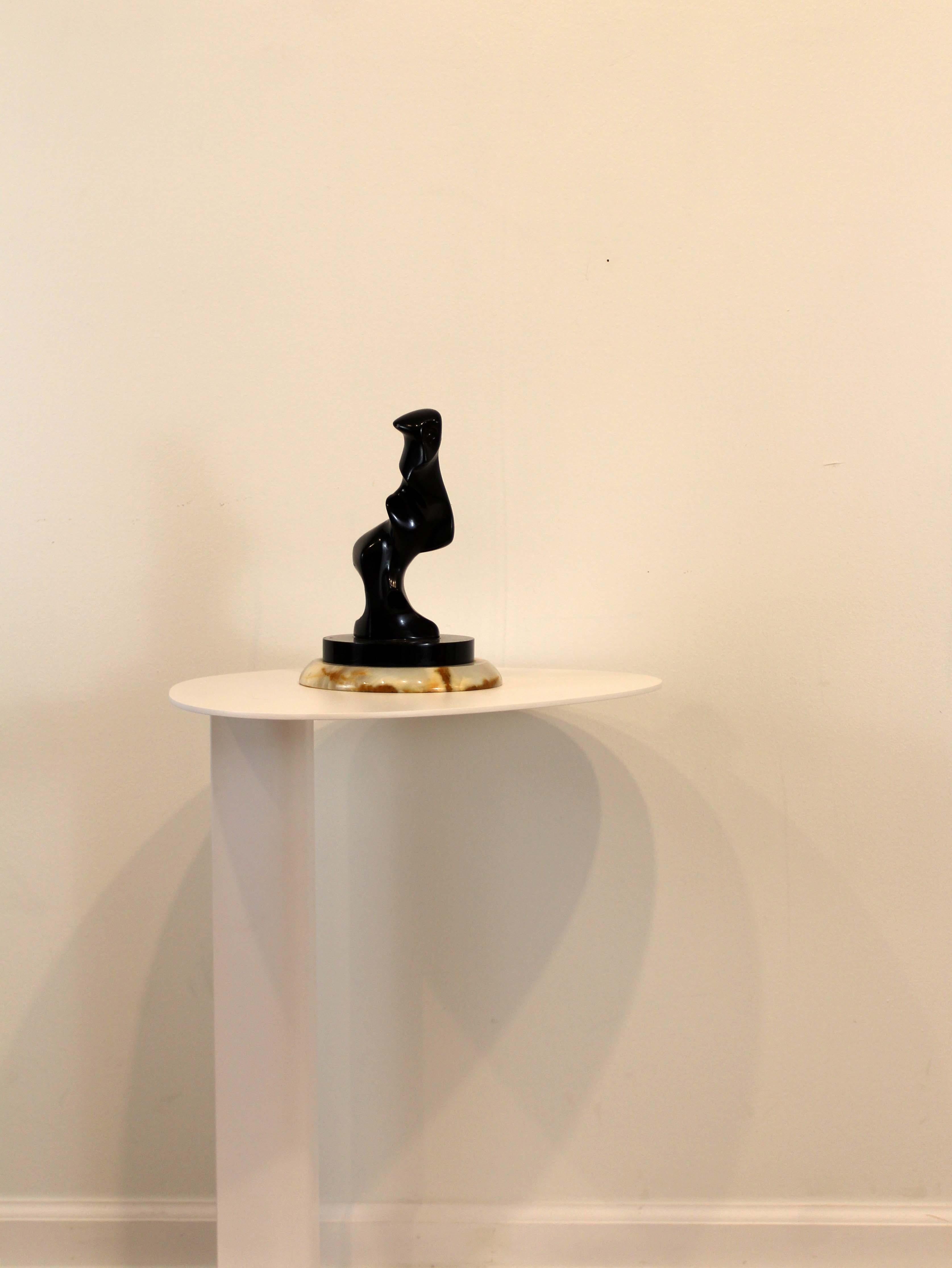 Mid-Century Modern James Nani Berühmte Skulptur auf Marmorsockel, 1970er Jahre (Moderne der Mitte des Jahrhunderts) im Angebot