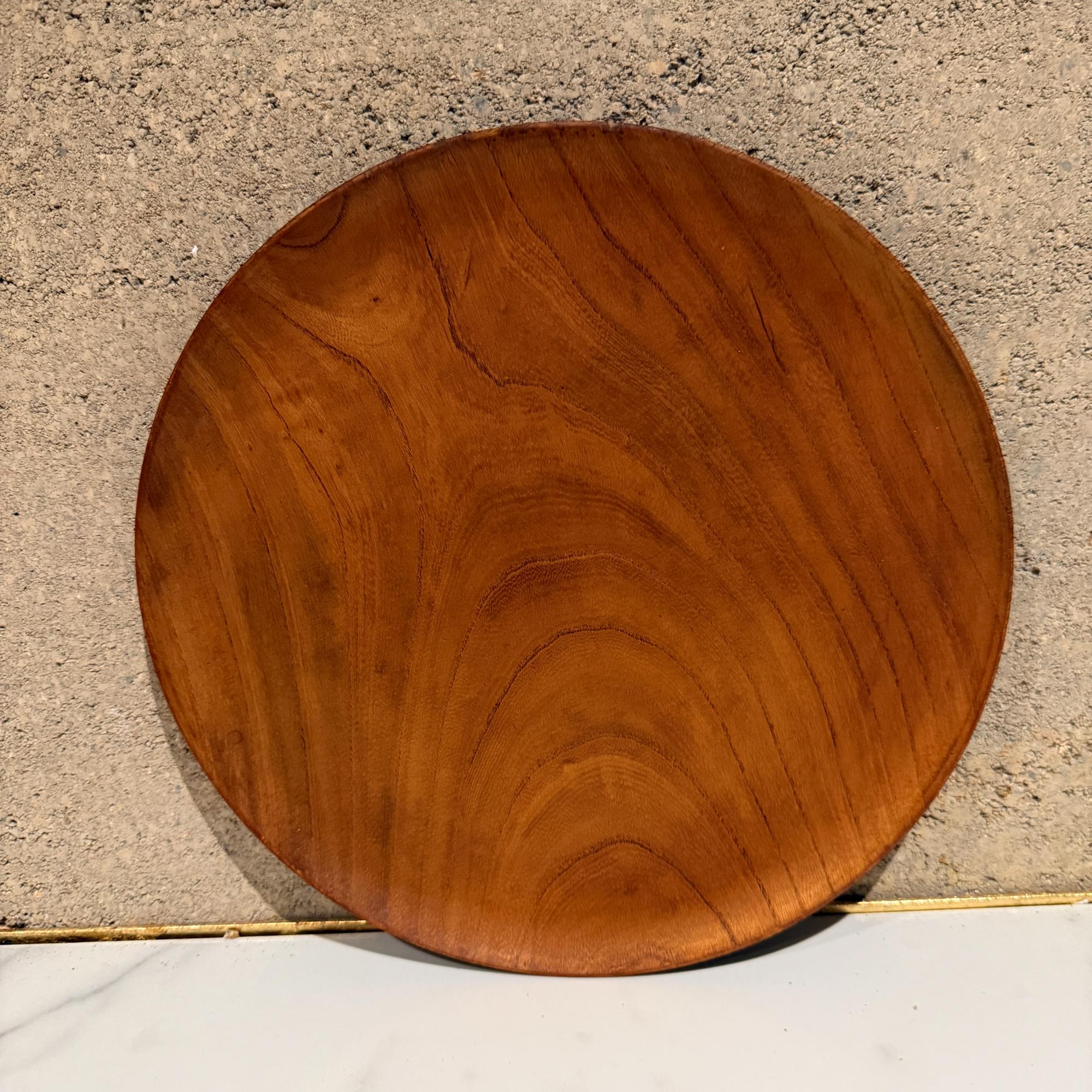 Per la tua considerazione, un modello moderno di metà secolo  Vassoio in compensato curvato in teak, Made in Japan. Timbro 