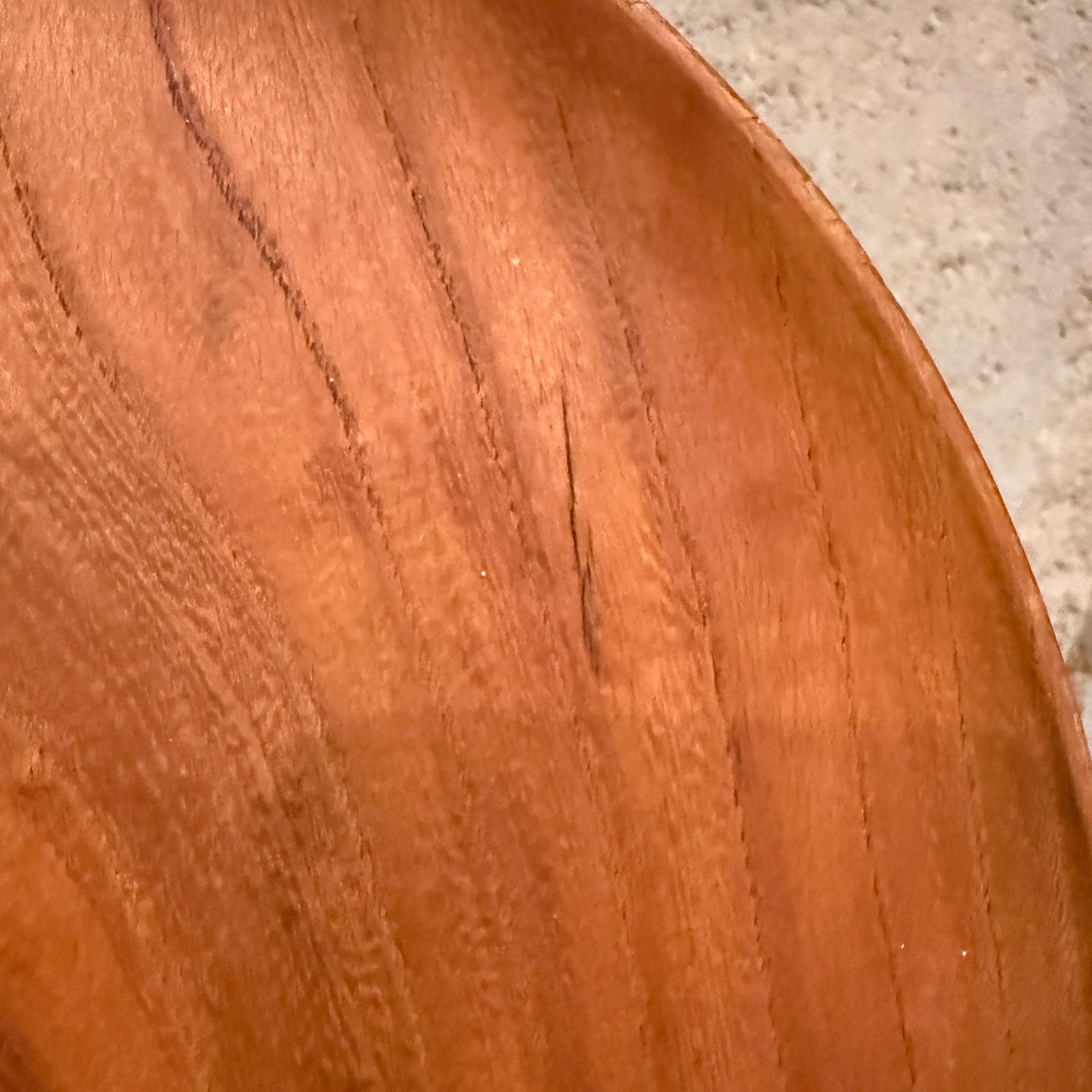 A olio Vassoio per piatti in compensato curvato del Giappone, metà del secolo scorso, teak in vendita