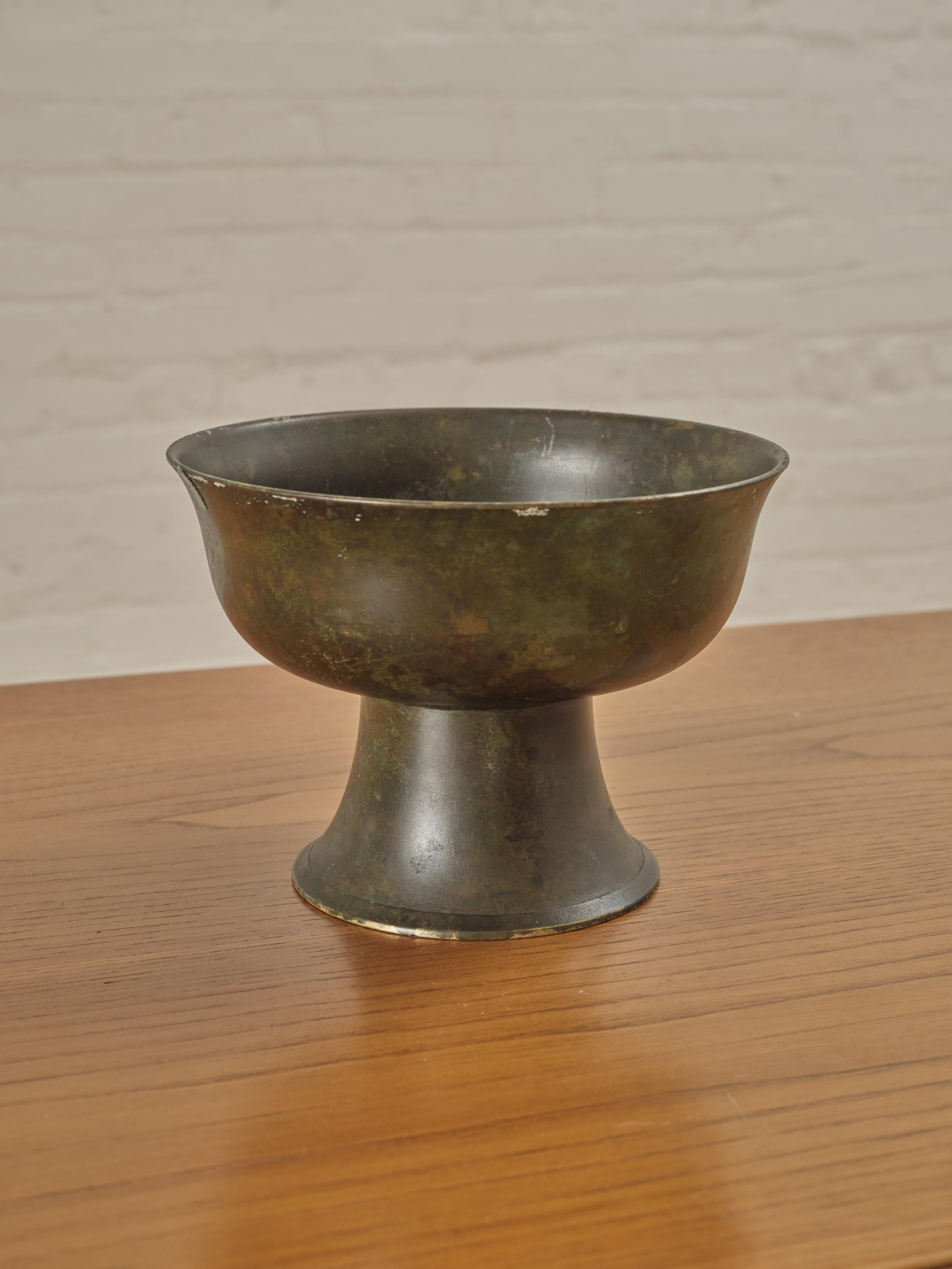 Mid Century Modern Japanese Footed Bowl with patinated brass.

Technical Details:

Dimensions: 5