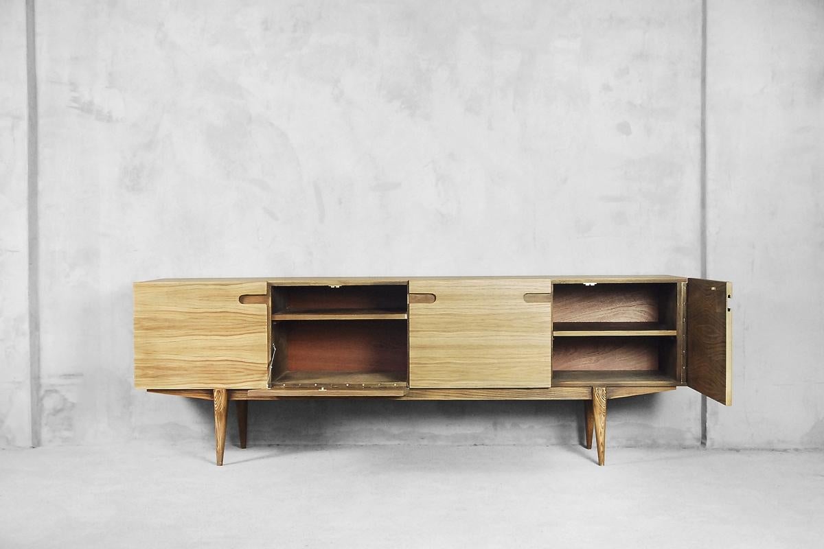 Mid-Century Modern Japanese Minimalist Ash and Oak Long Sideboard, 1960s For Sale 5