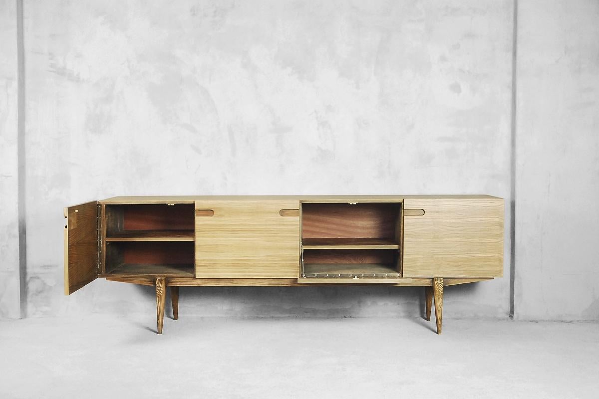 Mid-Century Modern Japanese Minimalist Ash and Oak Long Sideboard, 1960s For Sale 7