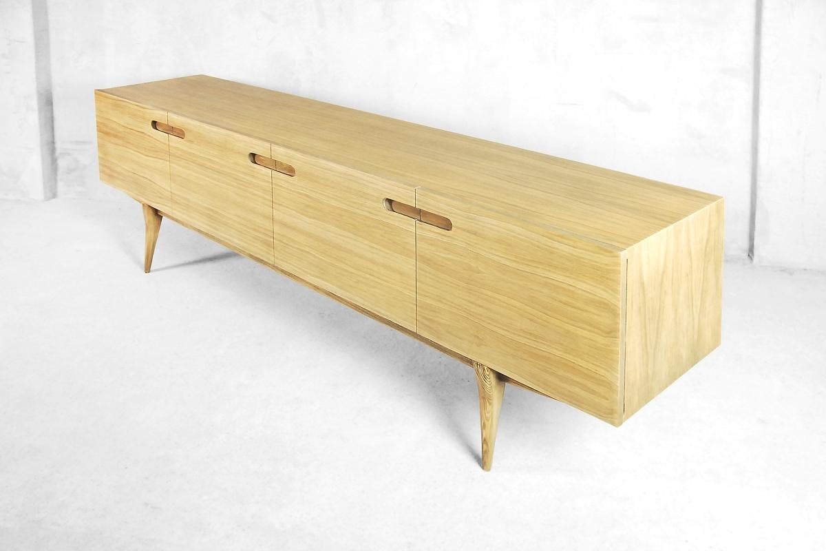 Mid-Century Modern Japanese Minimalist Ash and Oak Long Sideboard, 1960s For Sale 11