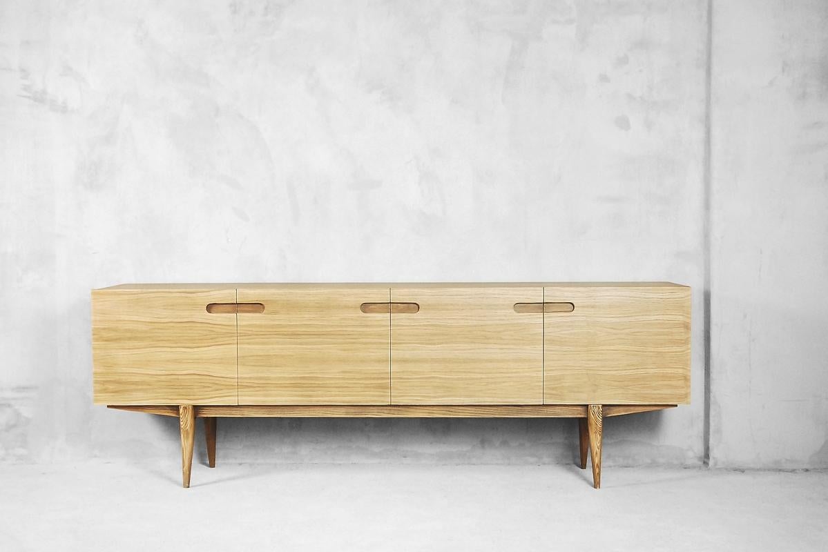 Mid-Century Modern Japanese Minimalist Ash and Oak Long Sideboard, 1960s In Excellent Condition For Sale In Warsaw, PL