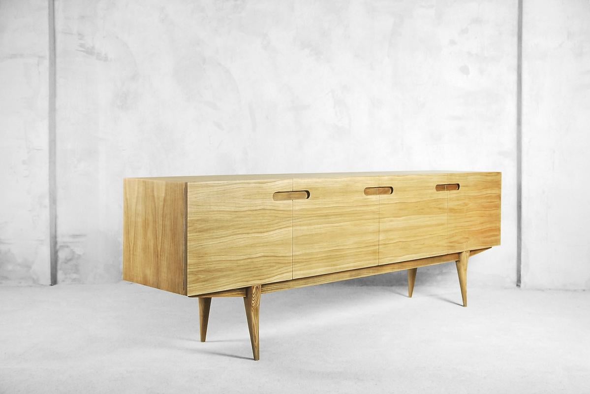 Mid-Century Modern Japanese Minimalist Ash and Oak Long Sideboard, 1960s For Sale 1