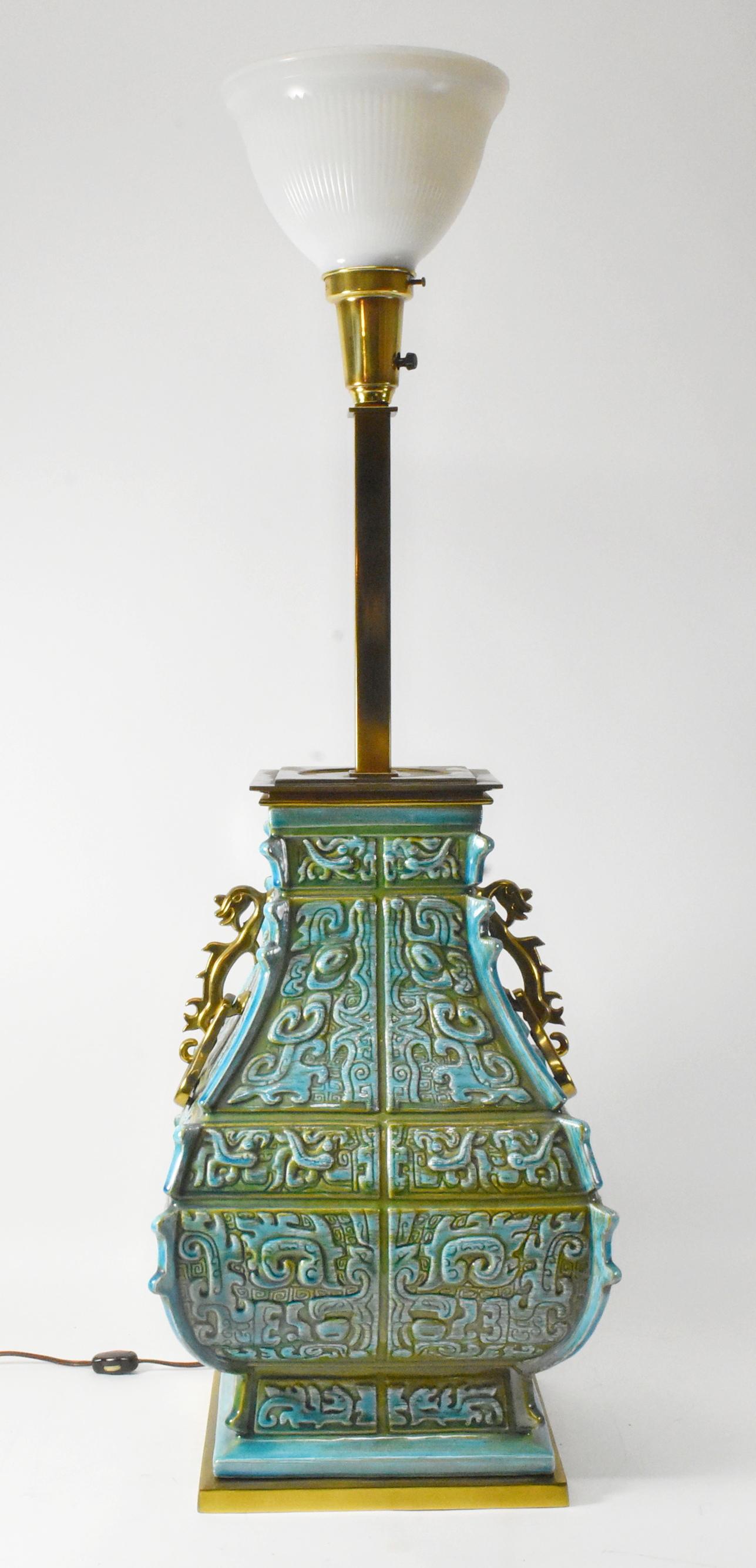 Lampe de table en porcelaine à motif japonais, datant du milieu du siècle dernier, vers les années 1940. Motifs japonais turquoise et vert avec poignées en laiton en forme de dragon. Lampe à une douille avec cordon de couleur marron avec