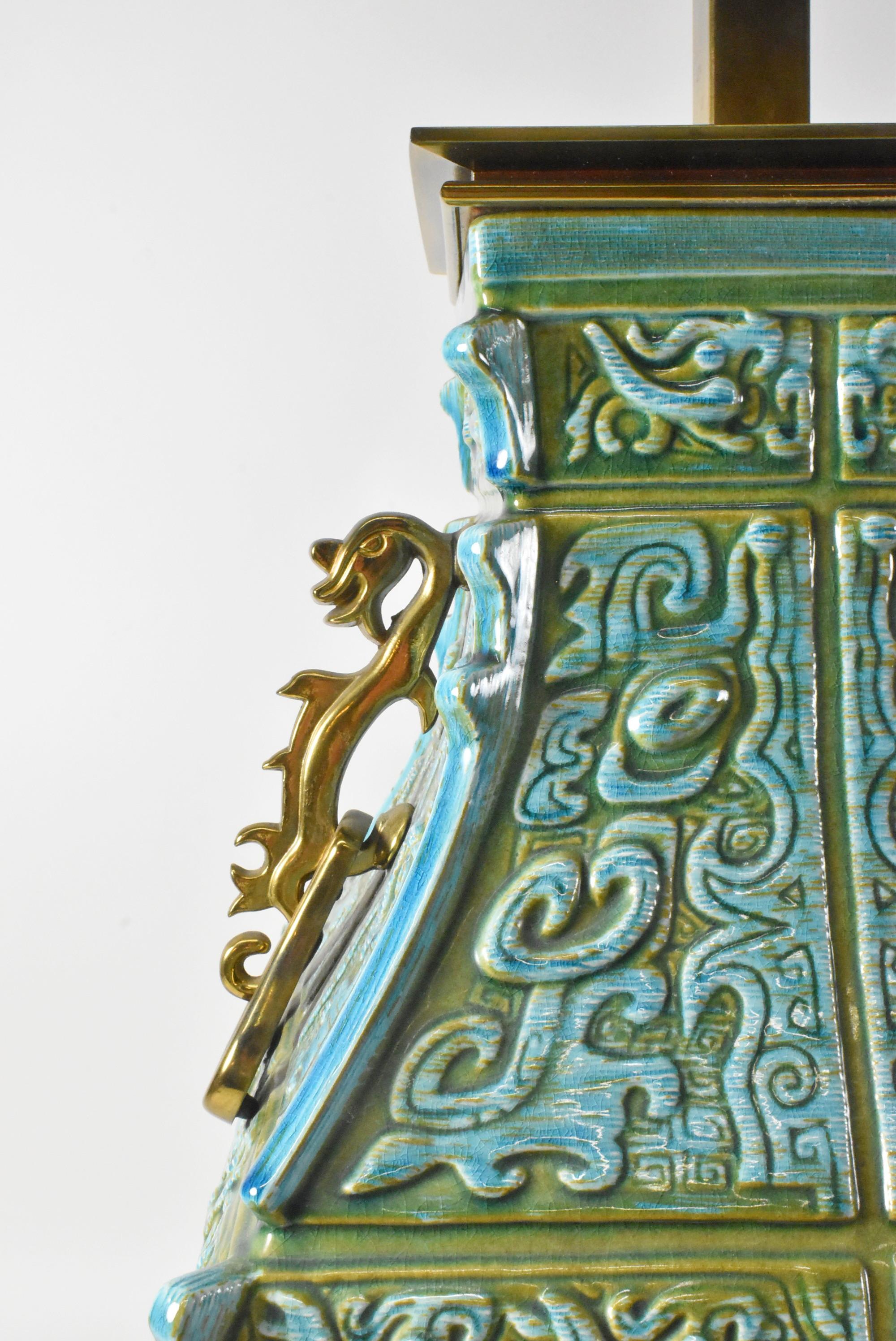 Lampe de table en porcelaine à motifs asiatiques du milieu du siècle dernier Bon état - En vente à Toledo, OH