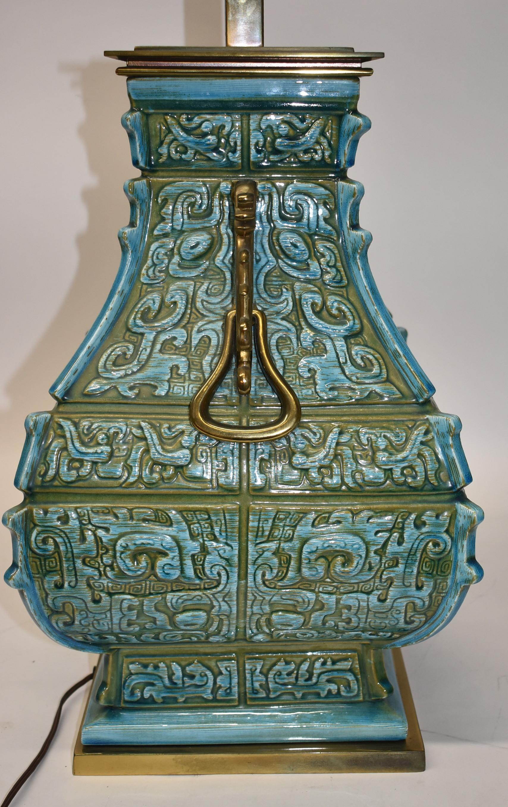 20ième siècle Lampe de table en porcelaine à motifs asiatiques du milieu du siècle dernier en vente