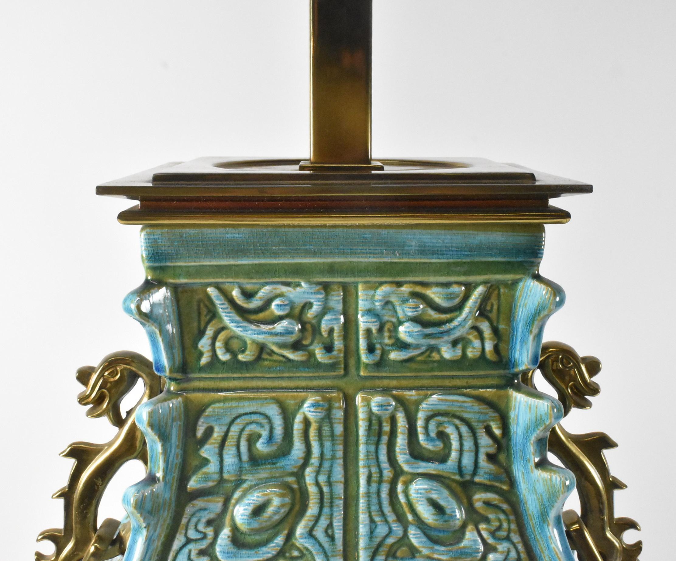 Lampe de table en porcelaine à motifs asiatiques du milieu du siècle dernier en vente 1