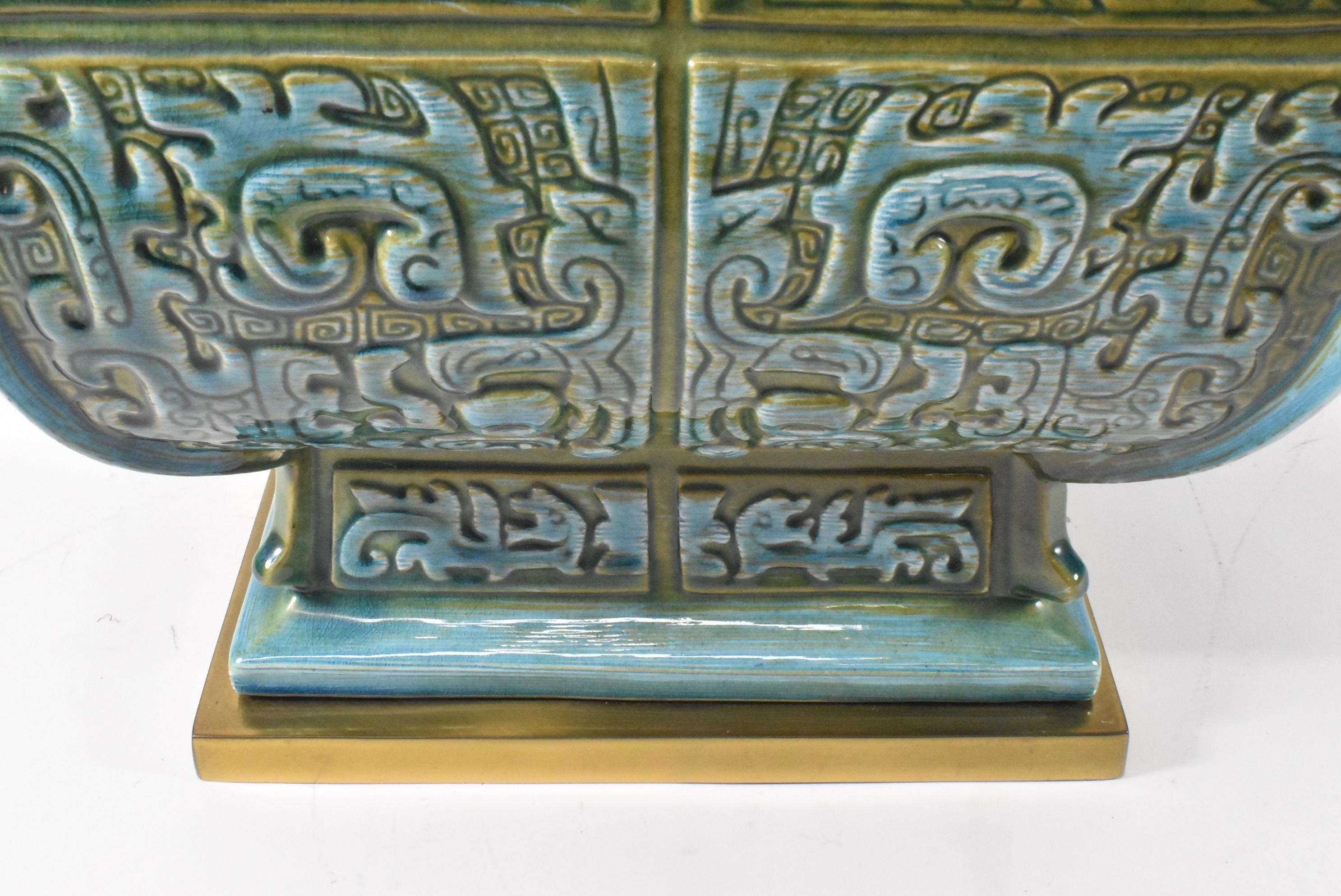 Lampe de table en porcelaine à motifs asiatiques du milieu du siècle dernier en vente 2