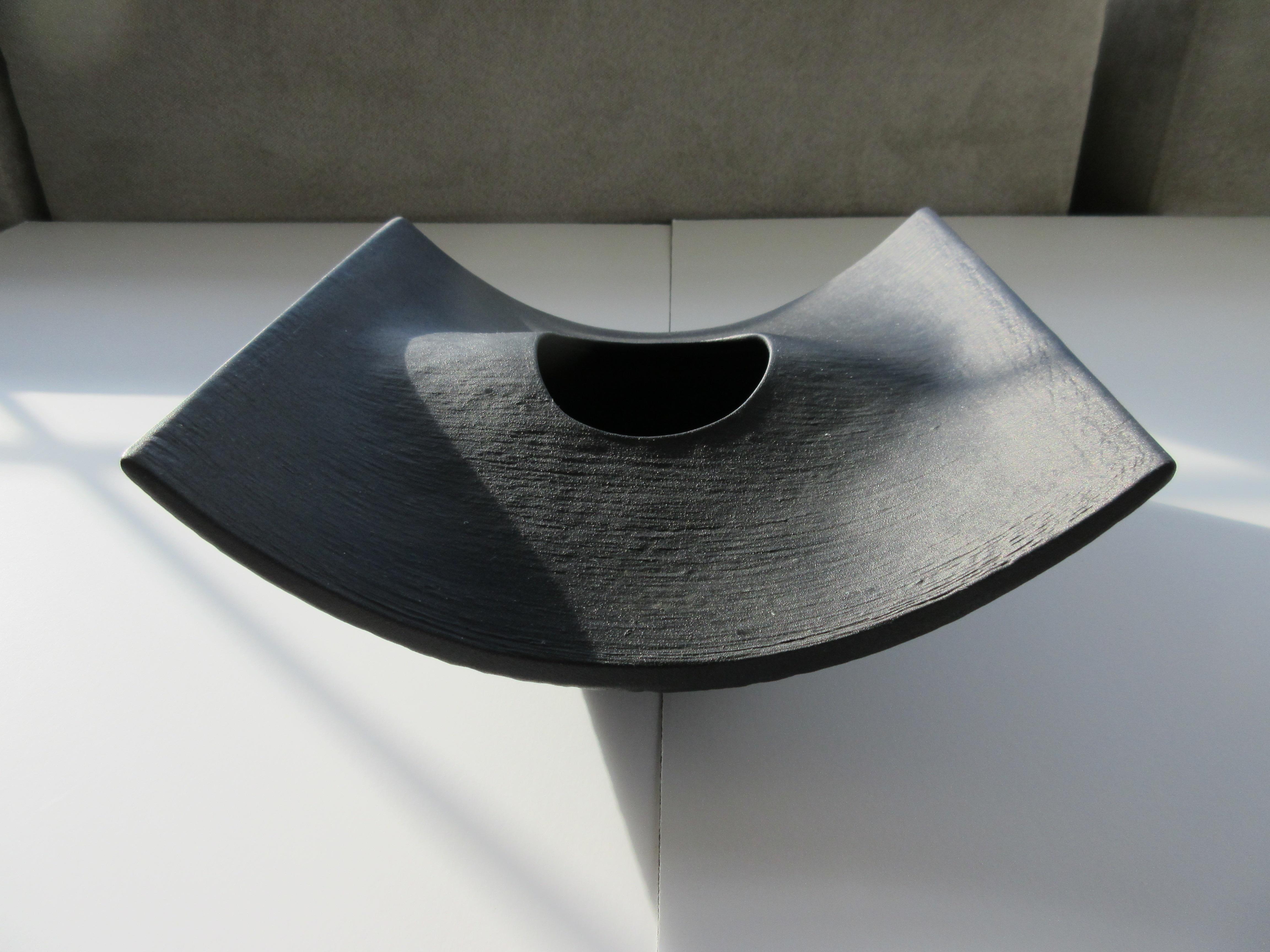Vase japonais TOYO noir mat de style The Moderns Bon état à Philadelphia, PA