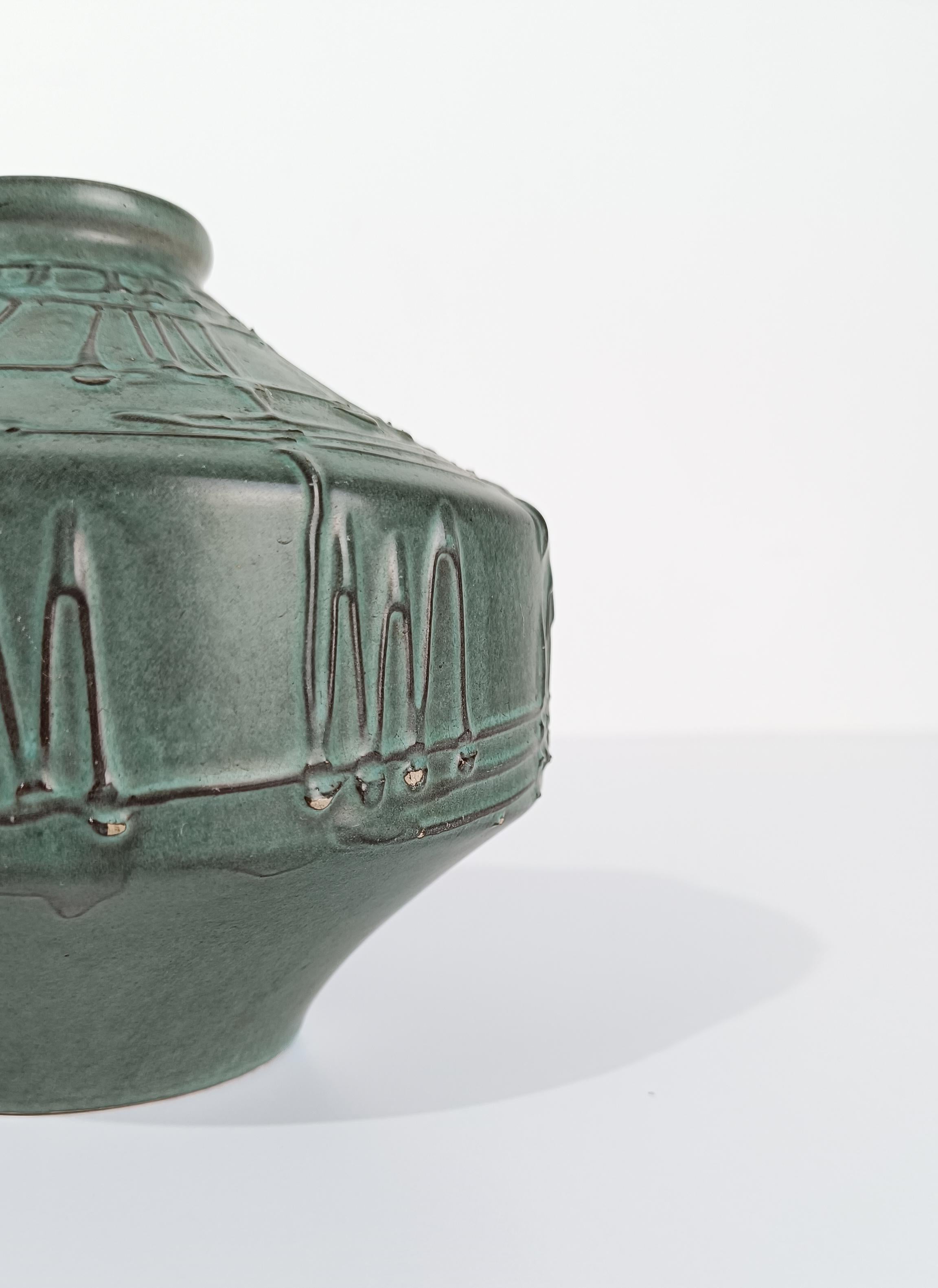 Wir bieten eine Karaffe / Vase zum Verkauf an, die zwischen den 60er und 70er Jahren in Ostdeutschland hergestellt wurde und Teil der riesigen Keramikproduktion namens 