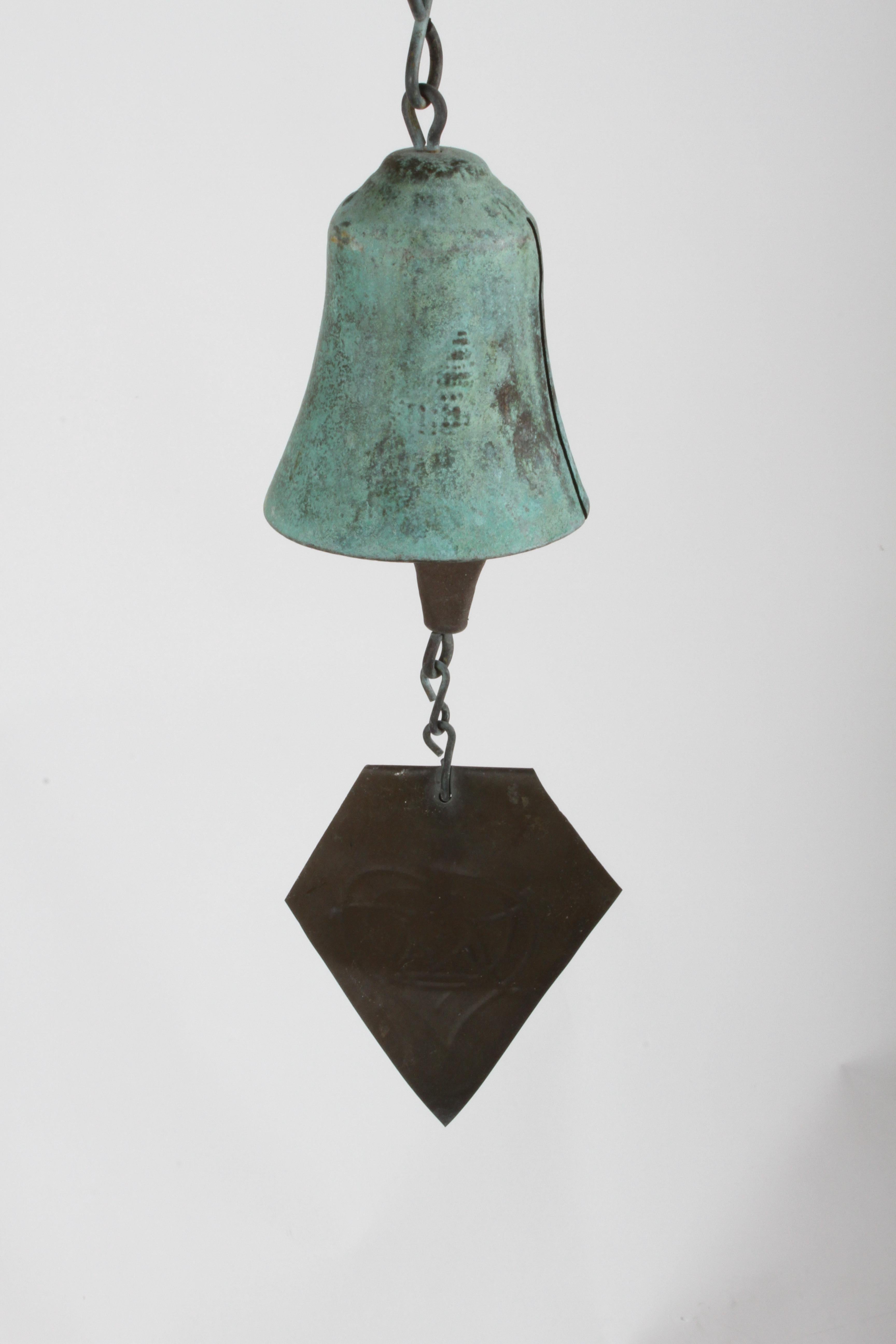 Vintage cast bronze sculptural wind chime or bell with great patina by Jeff Cross (d.1977) of Harmony Hollow Bells, in the style of architect and artist, Paolo Soleri. Nice condition, great patina.