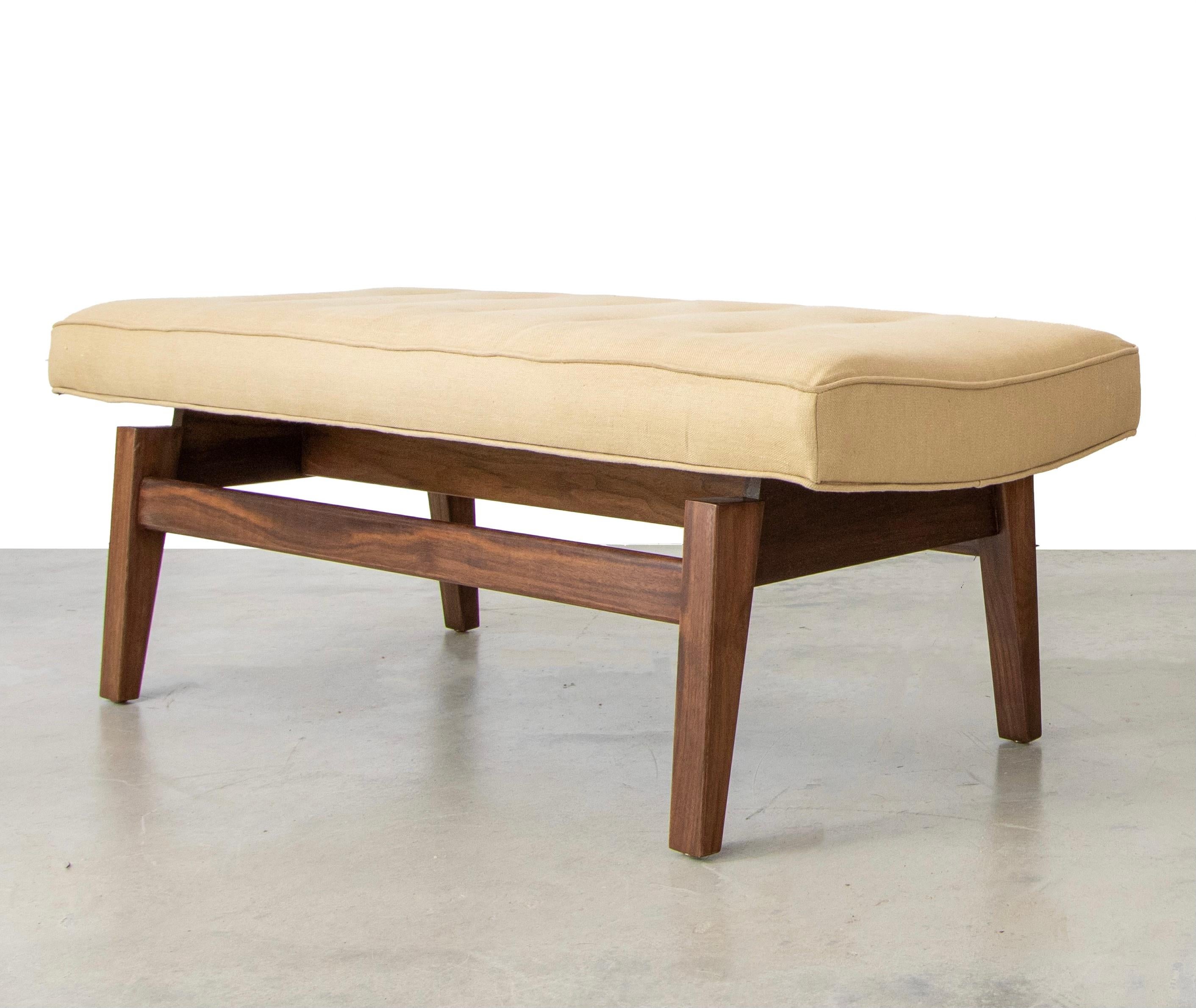 Mid century modern Jens Risom 4' floating bench in walnut and linen fabric In Good Condition In Virginia Beach, VA