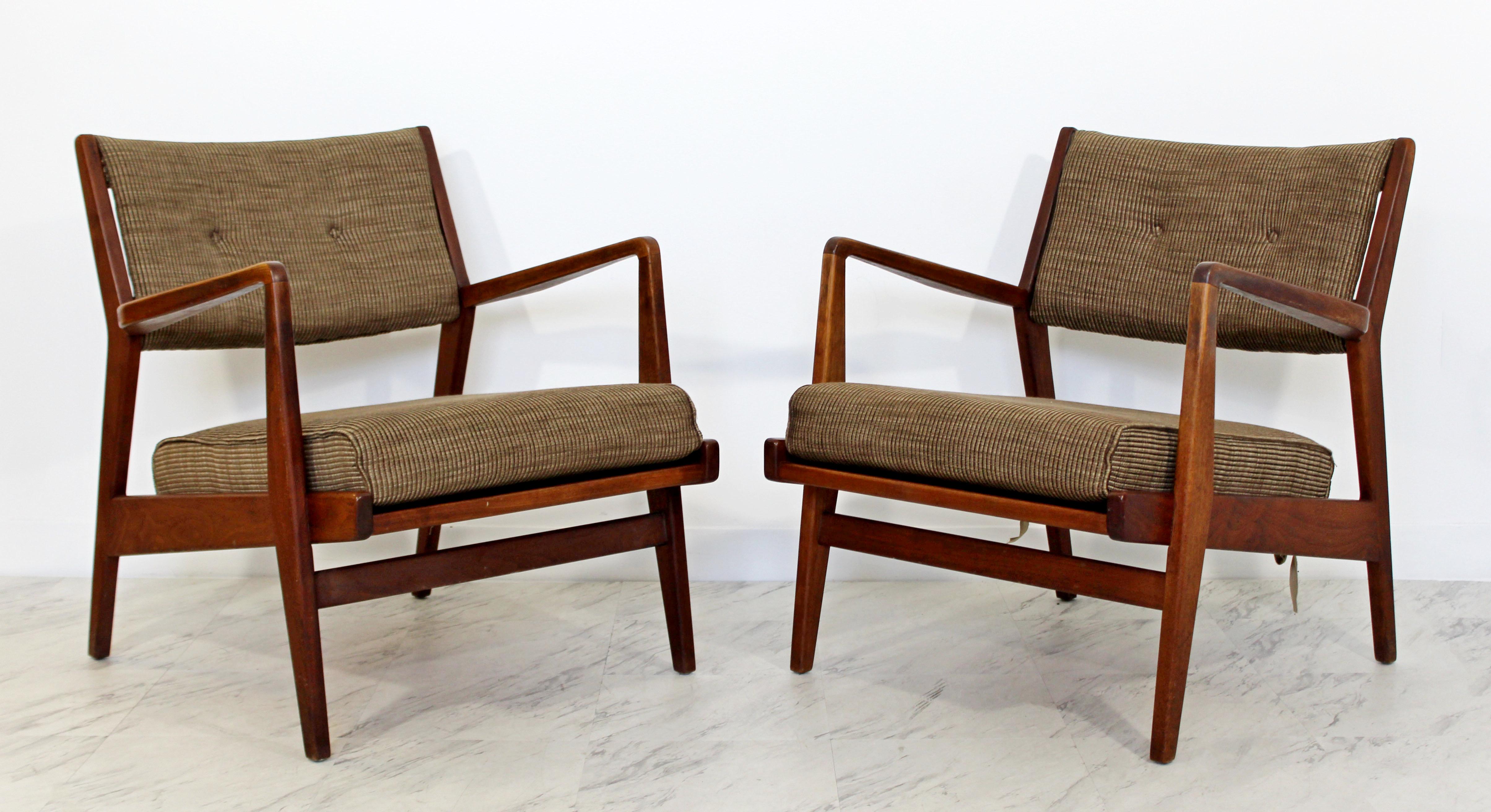 For your consideration is an original pair of lounge armchairs, made of walnut and with a tufted upholstery, by Jens Risom, circa 1960s. In excellent condition. The dimensions are 26.5
