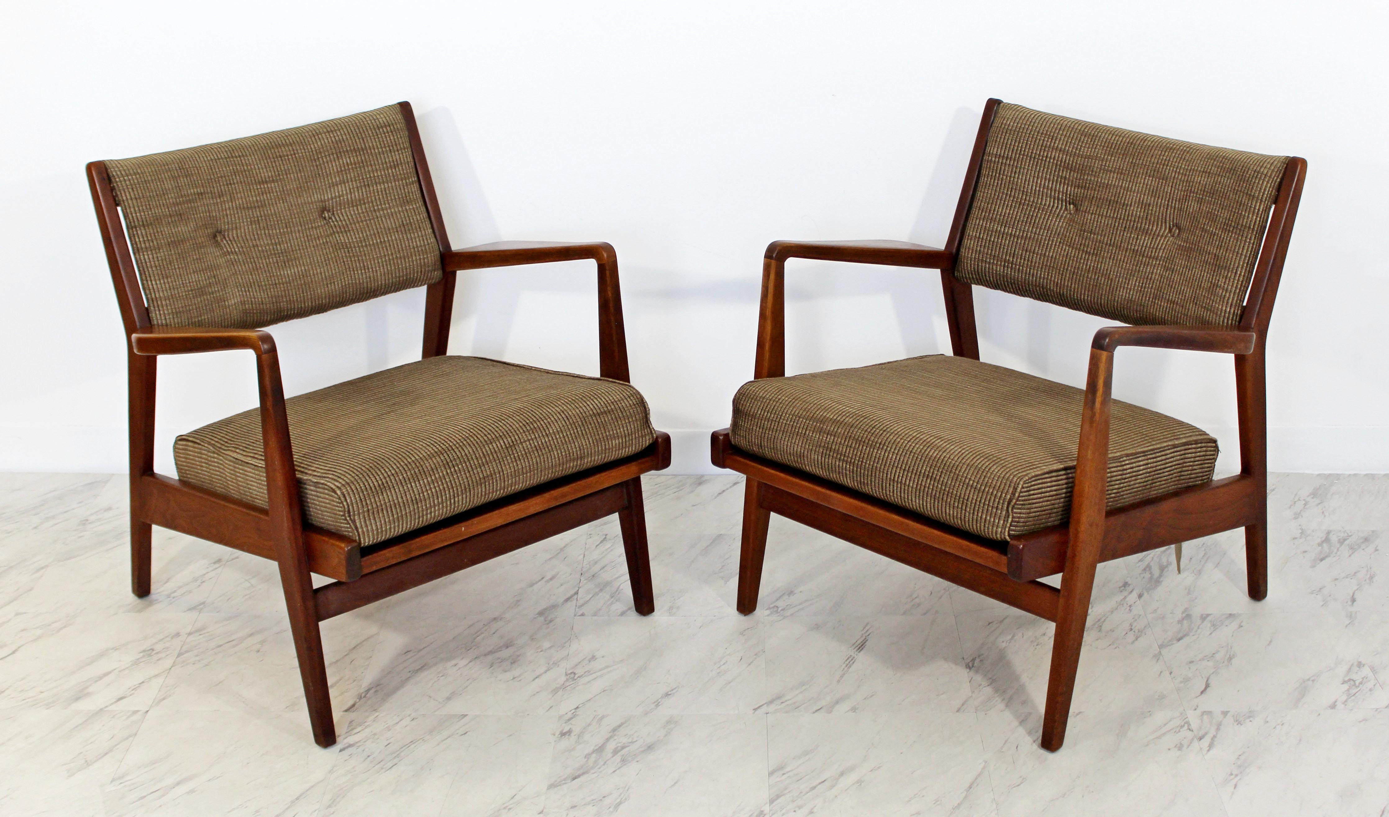 Mid-Century Modern Jens Risom Pair of Walnut Lounge Armchairs, 1960s In Good Condition In Keego Harbor, MI