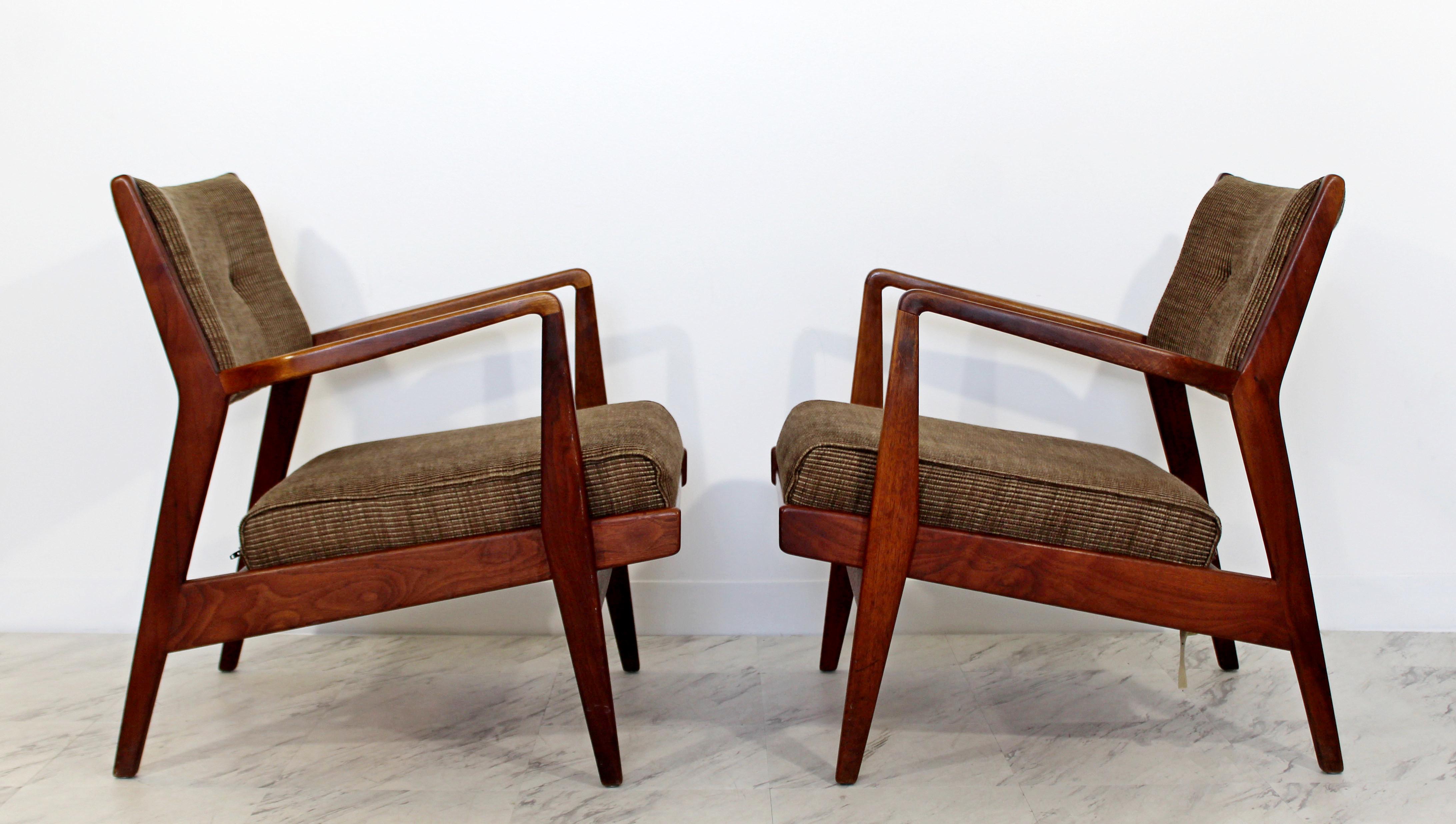 Mid-20th Century Mid-Century Modern Jens Risom Pair of Walnut Lounge Armchairs, 1960s