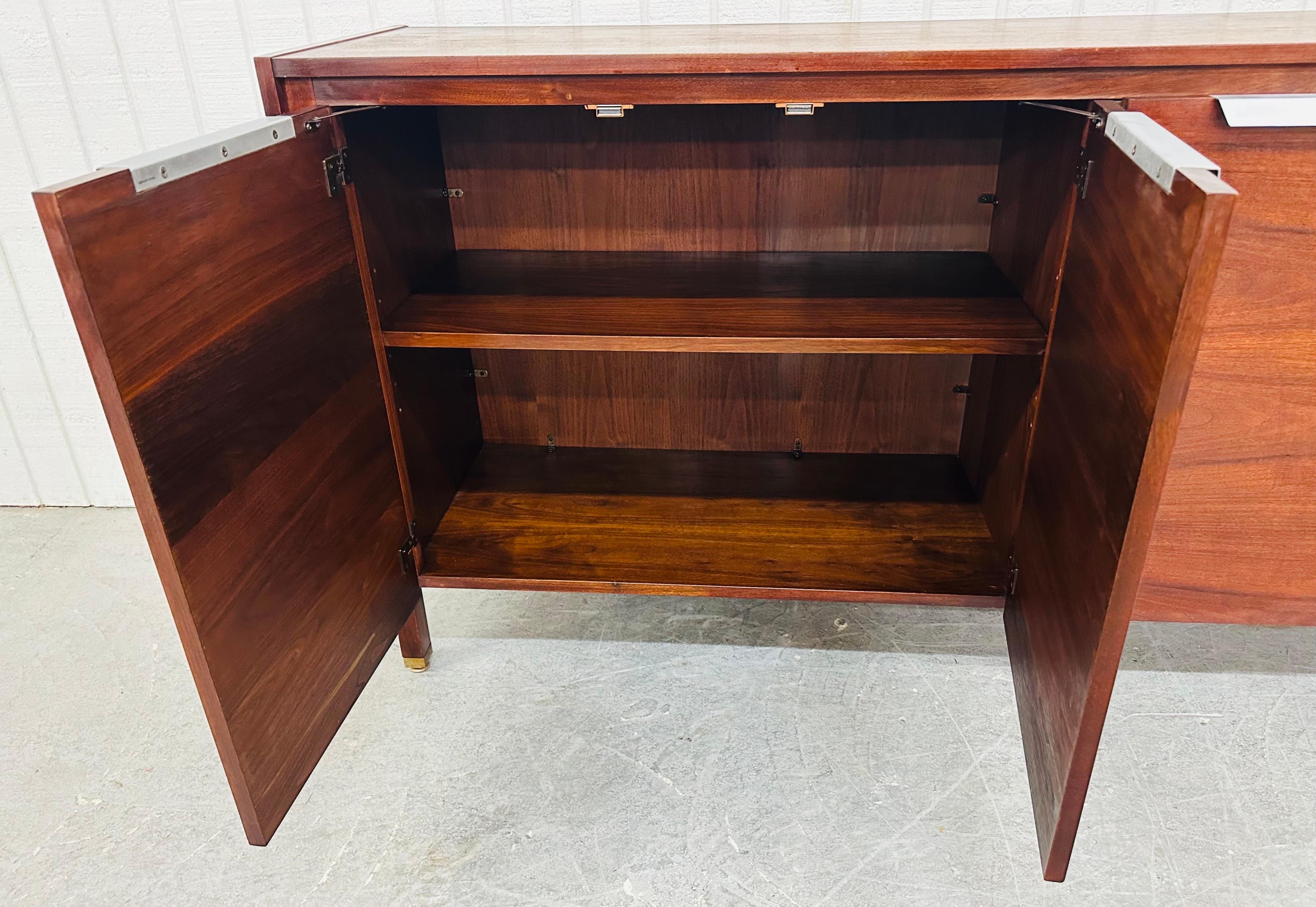 XX secolo Credenza in legno di palissandro in stile Jens Risom, metà secolo moderno in vendita